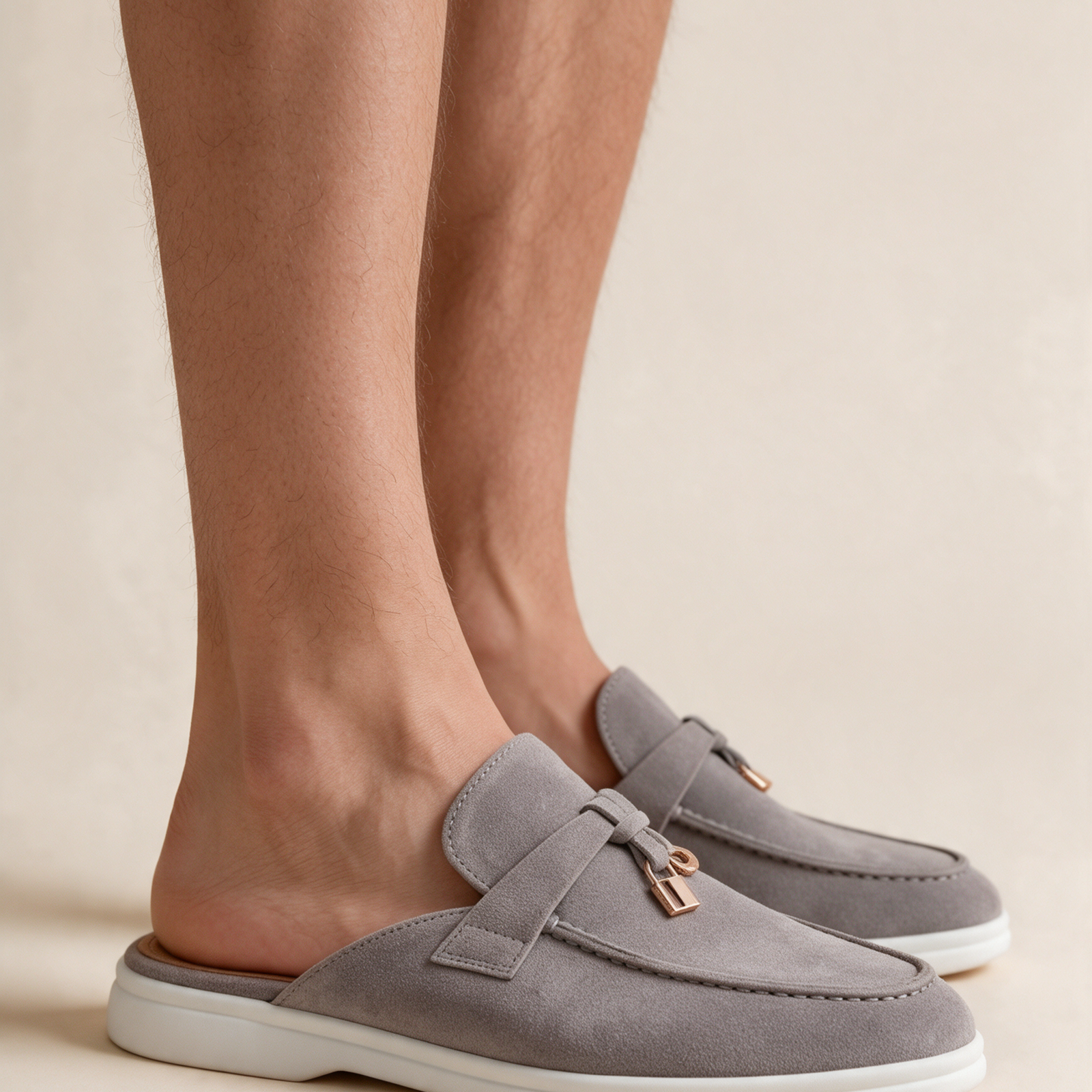 Calçado masculino em modelo sobre fundo bege
