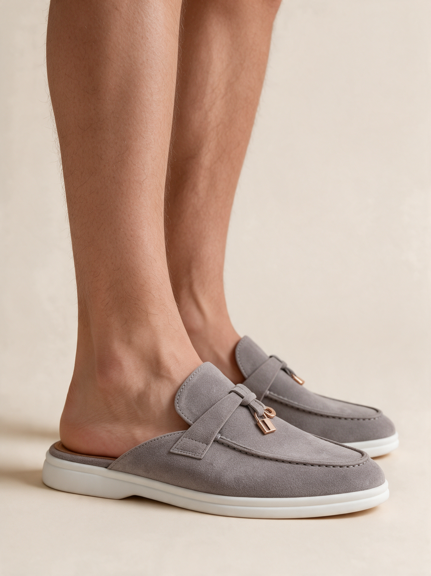 Calçado masculino em modelo sobre fundo bege