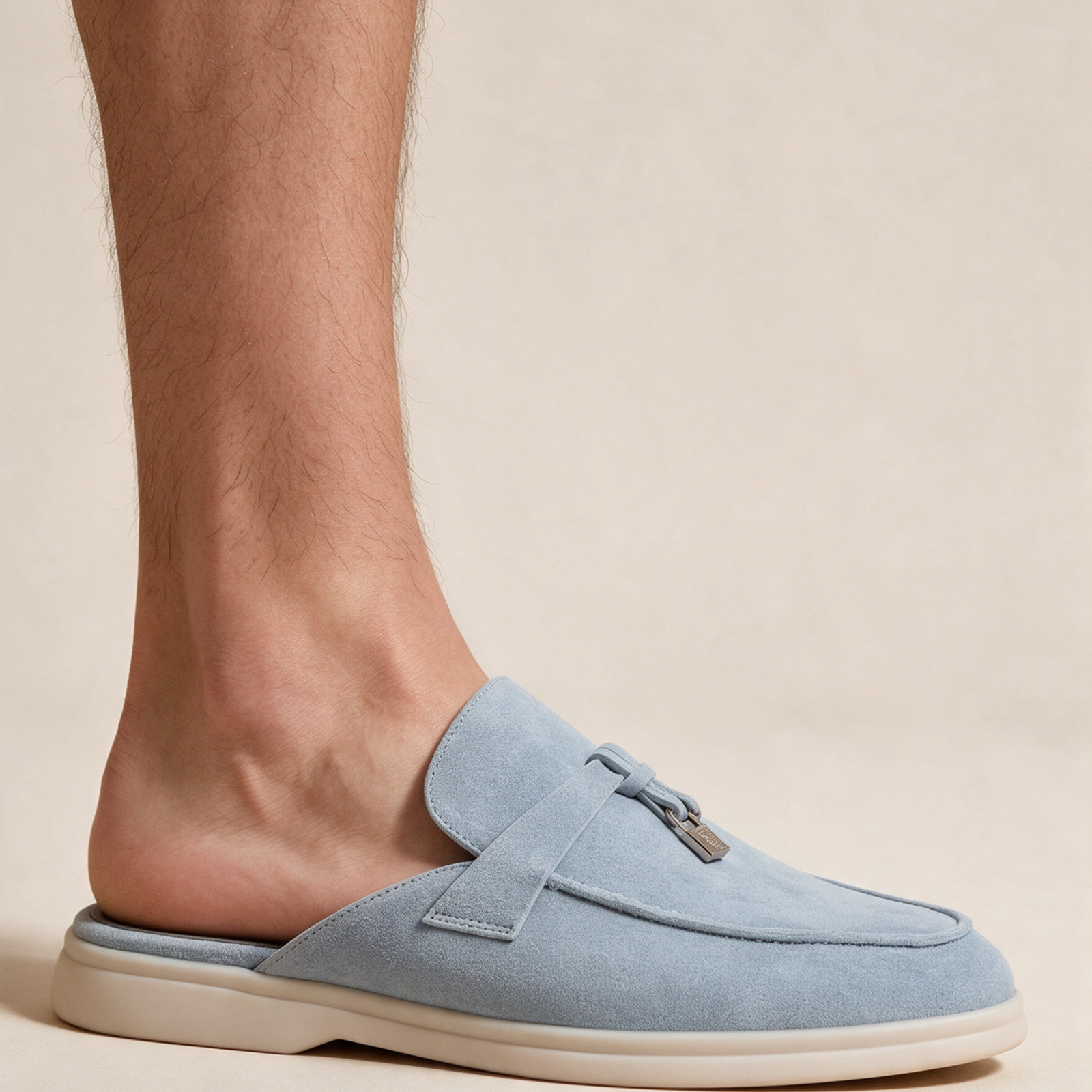 Calçado masculino em modelo sobre fundo bege