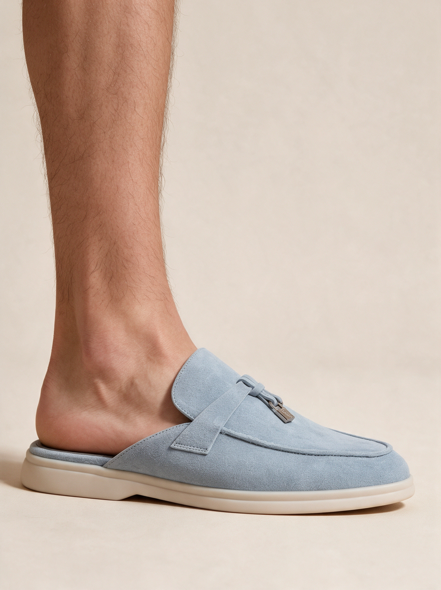 Calçado masculino em modelo sobre fundo bege