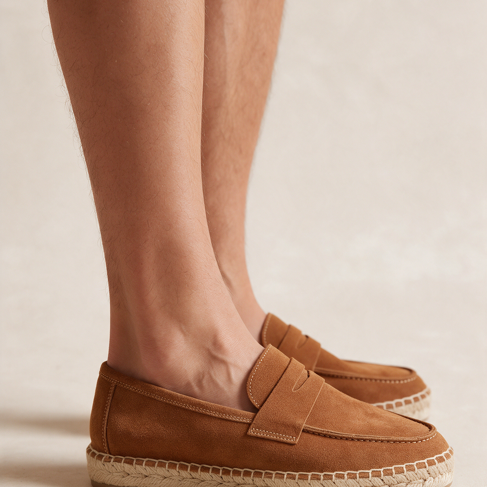 Calçado masculino em modelo sobre fundo bege