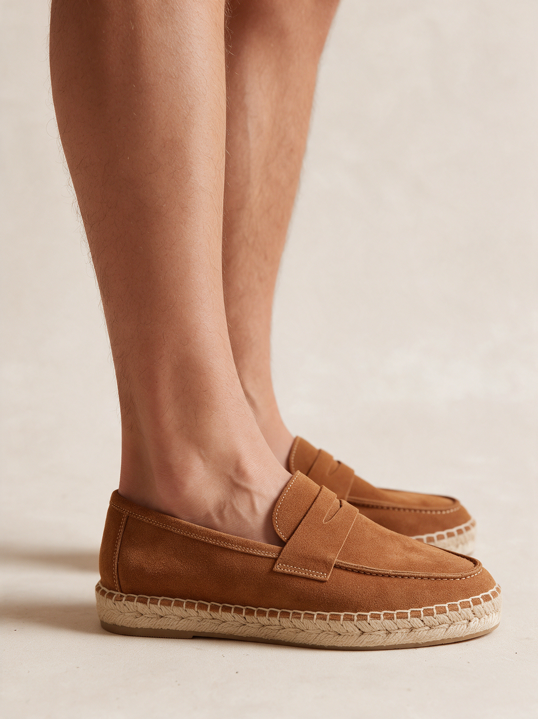 Calçado masculino em modelo sobre fundo bege