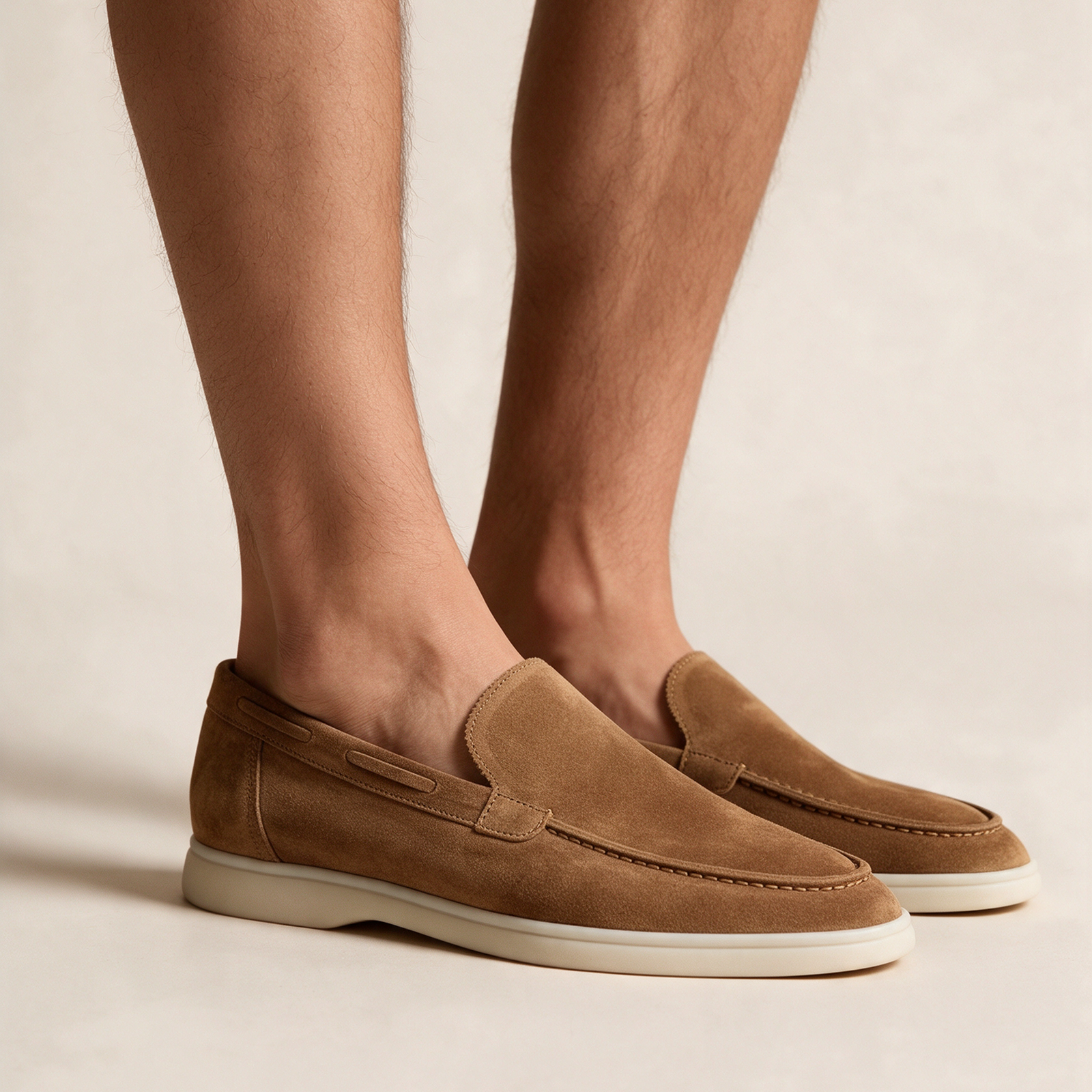 Calçado masculino em modelo sobre fundo bege