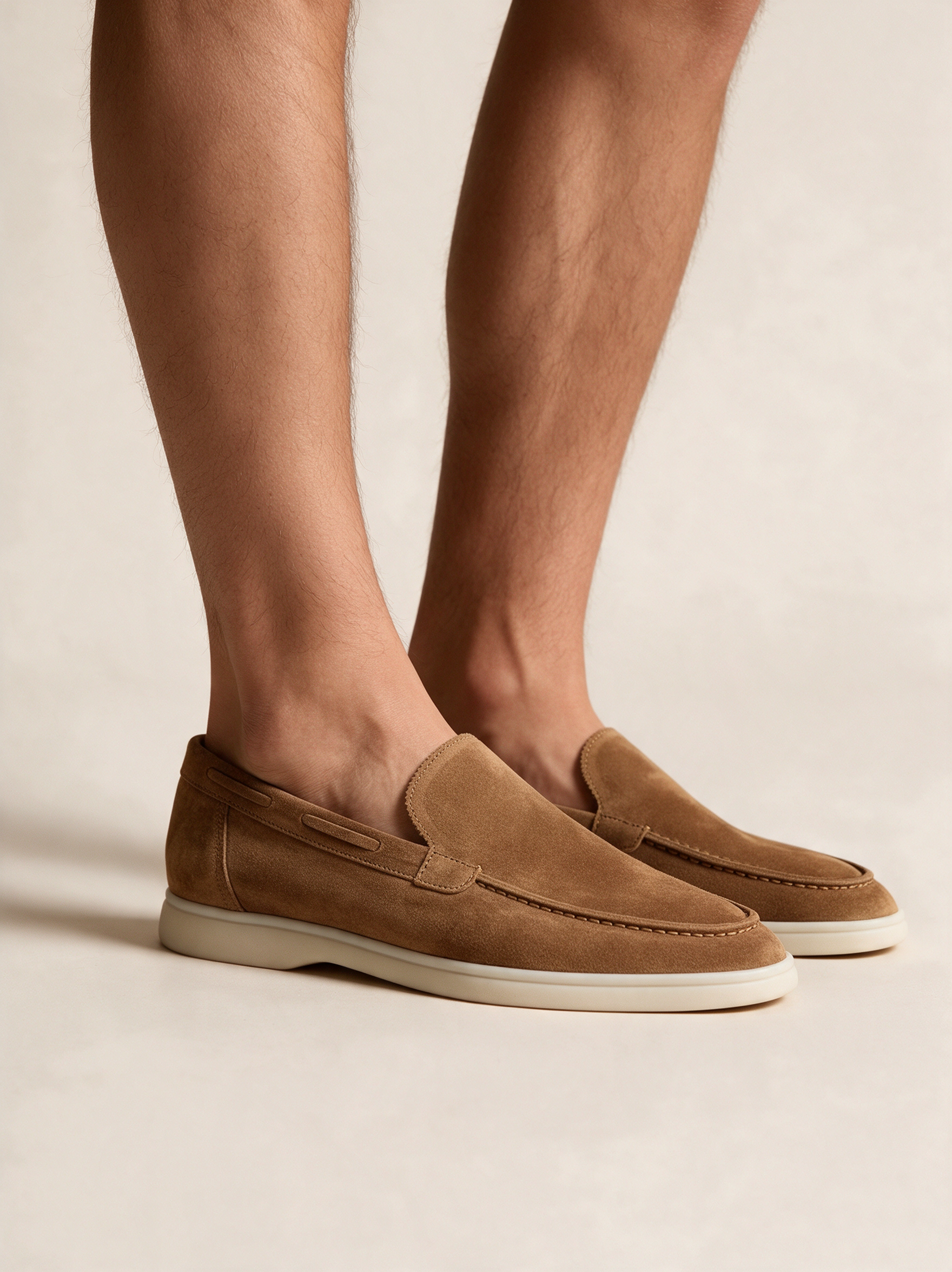 Calçado masculino em modelo sobre fundo bege