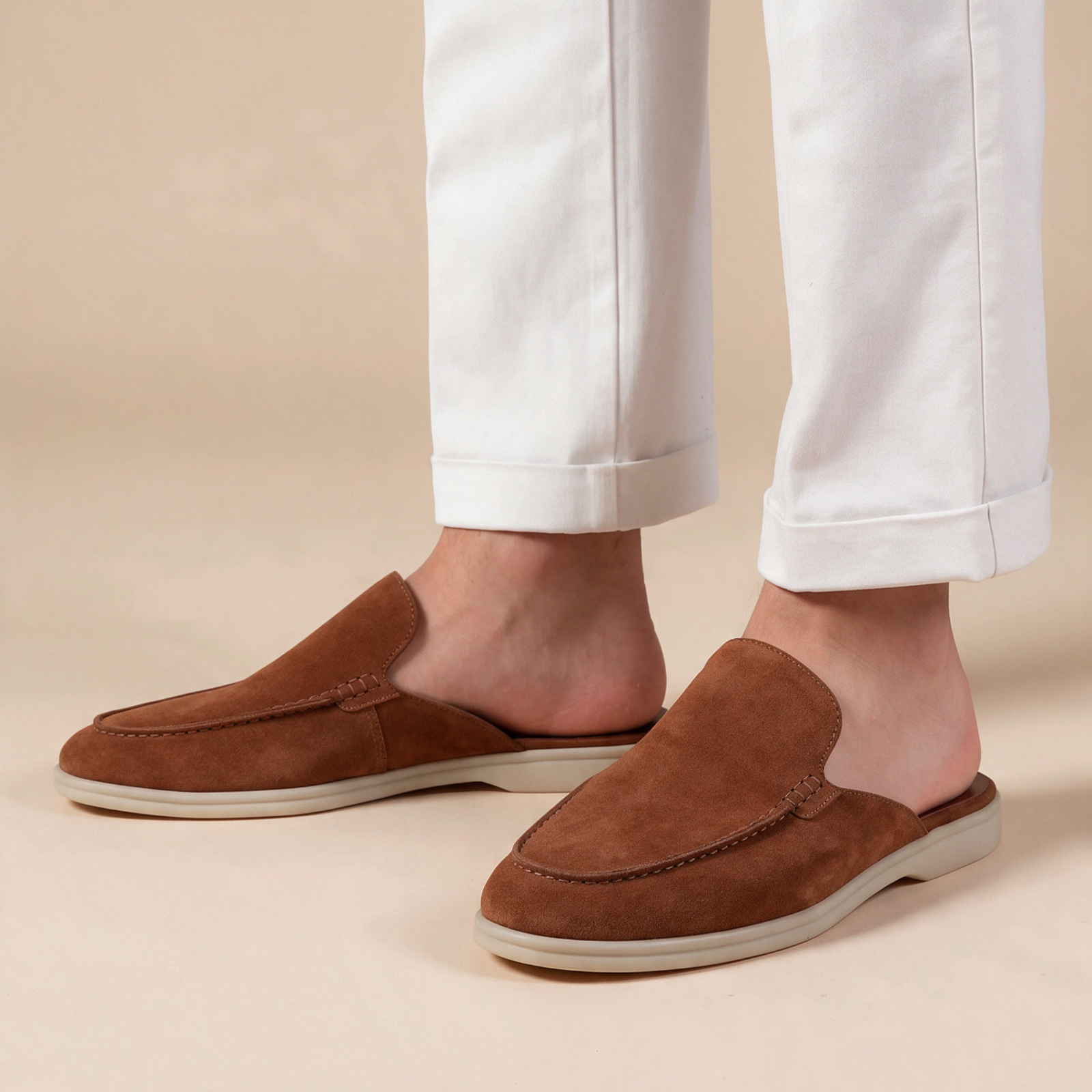 Calçado masculino em modelo sobre fundo bege