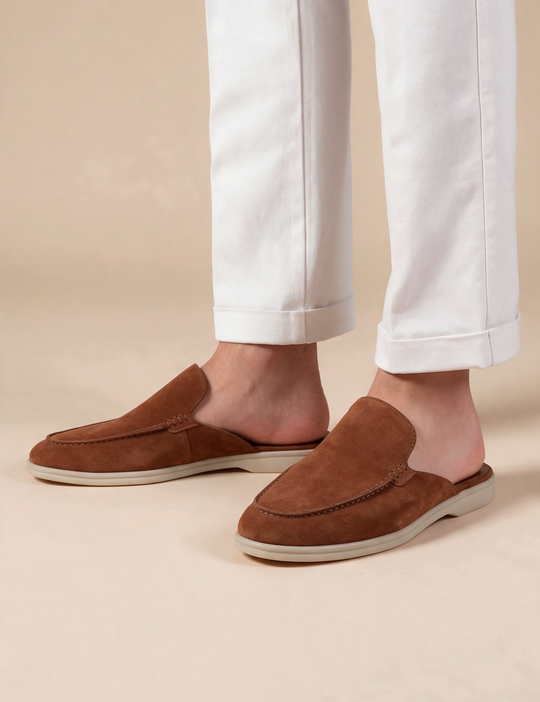 Calçado masculino em modelo sobre fundo bege
