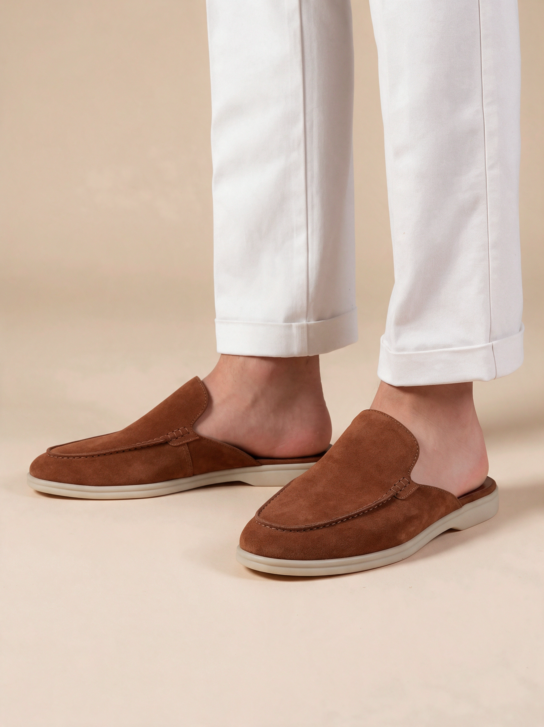 Calçado masculino em modelo sobre fundo bege