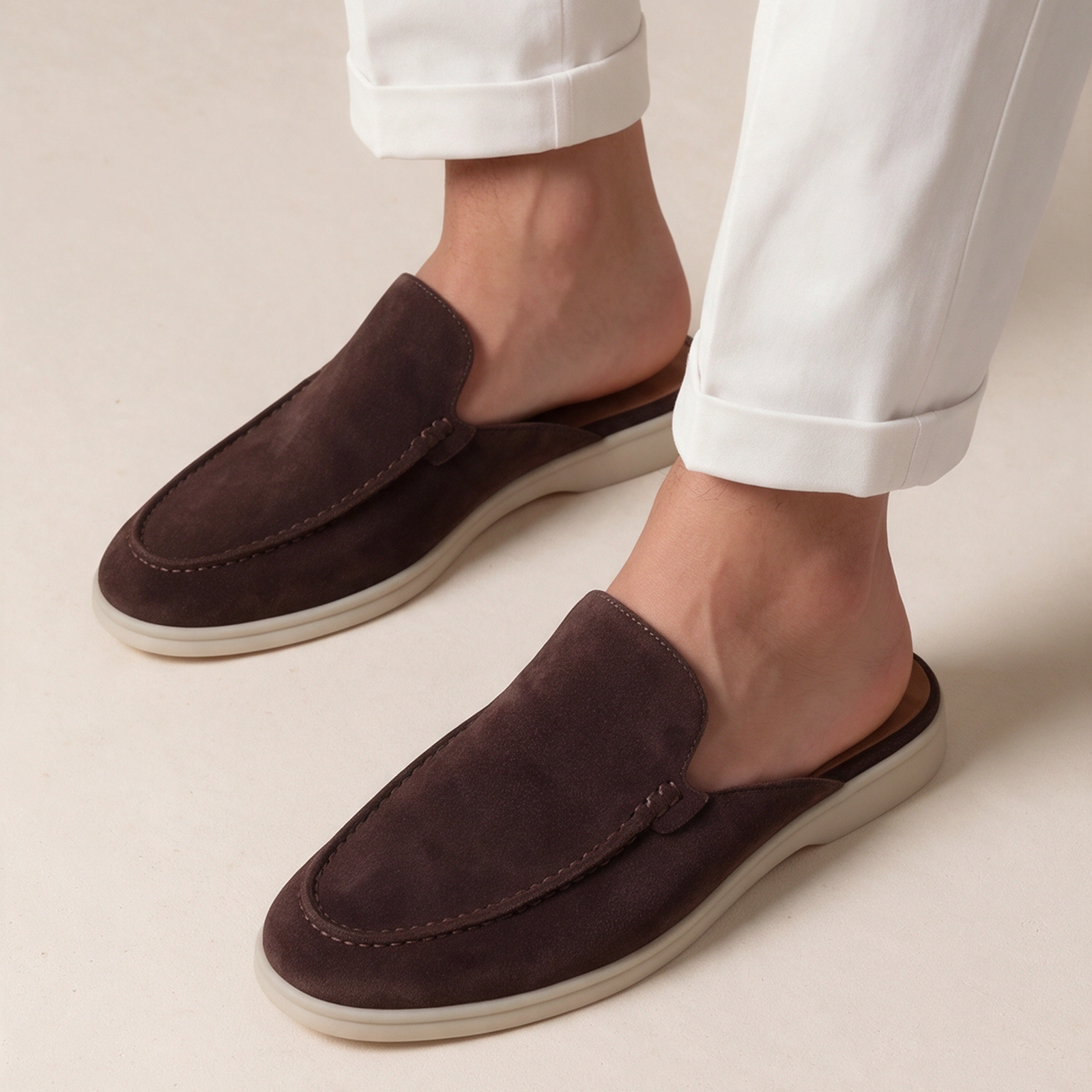 Calçado masculino em modelo sobre fundo bege