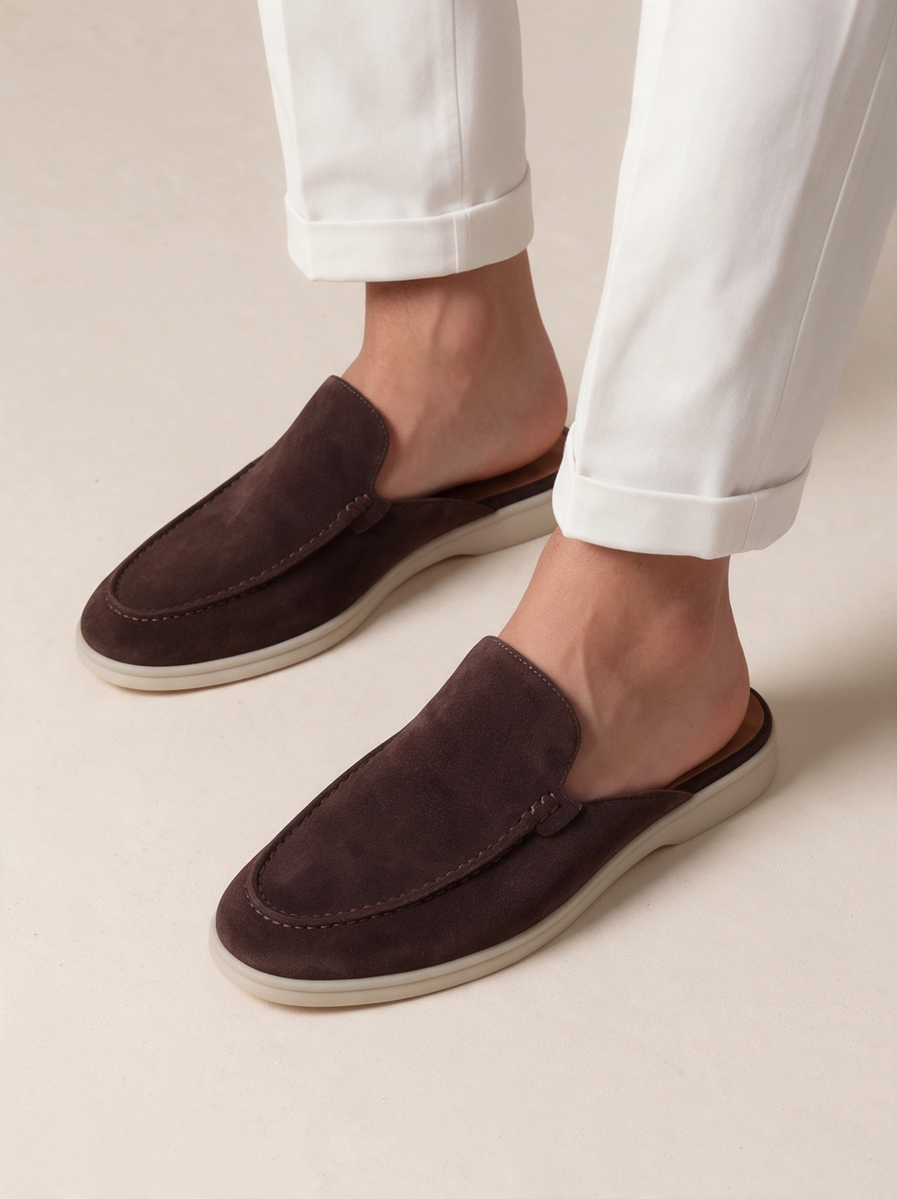 Calçado masculino em modelo sobre fundo bege
