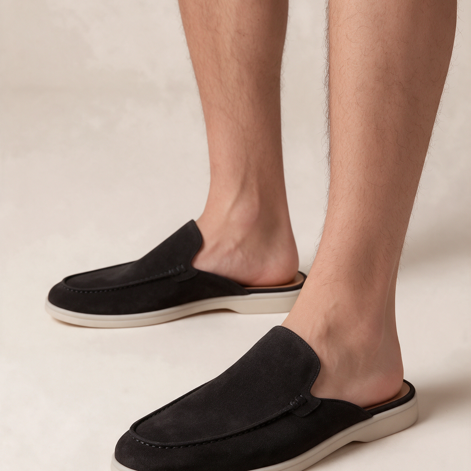 Calçado masculino em modelo sobre fundo bege
