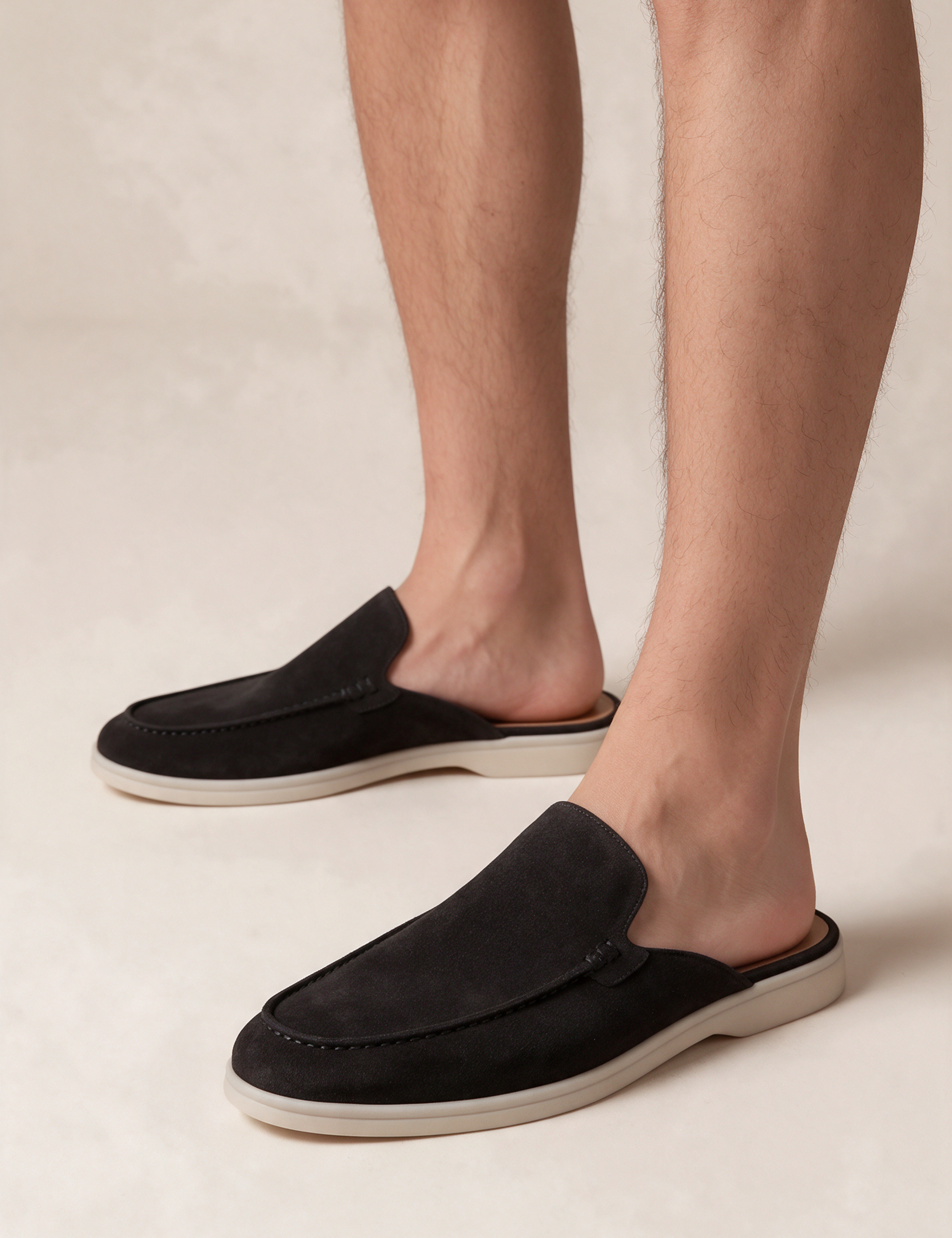 Calçado masculino em modelo sobre fundo bege