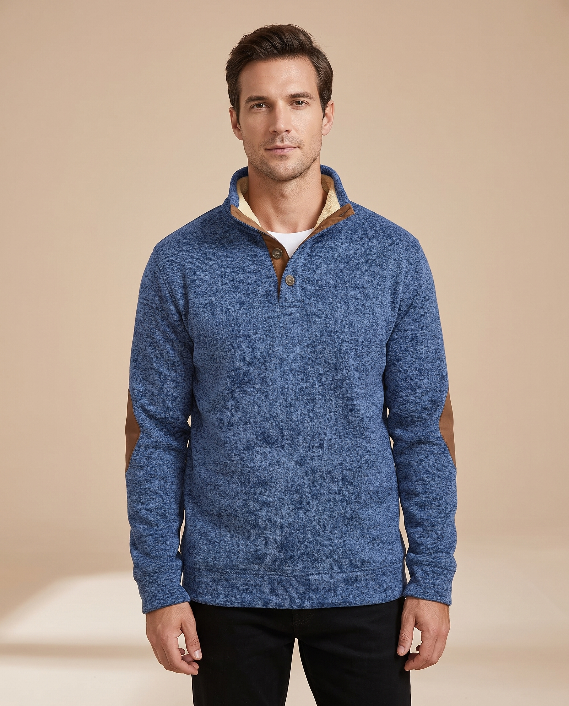 Emma Wien Herrenstrick 6 – Männliches Modell auf beigem Studiohintergrund