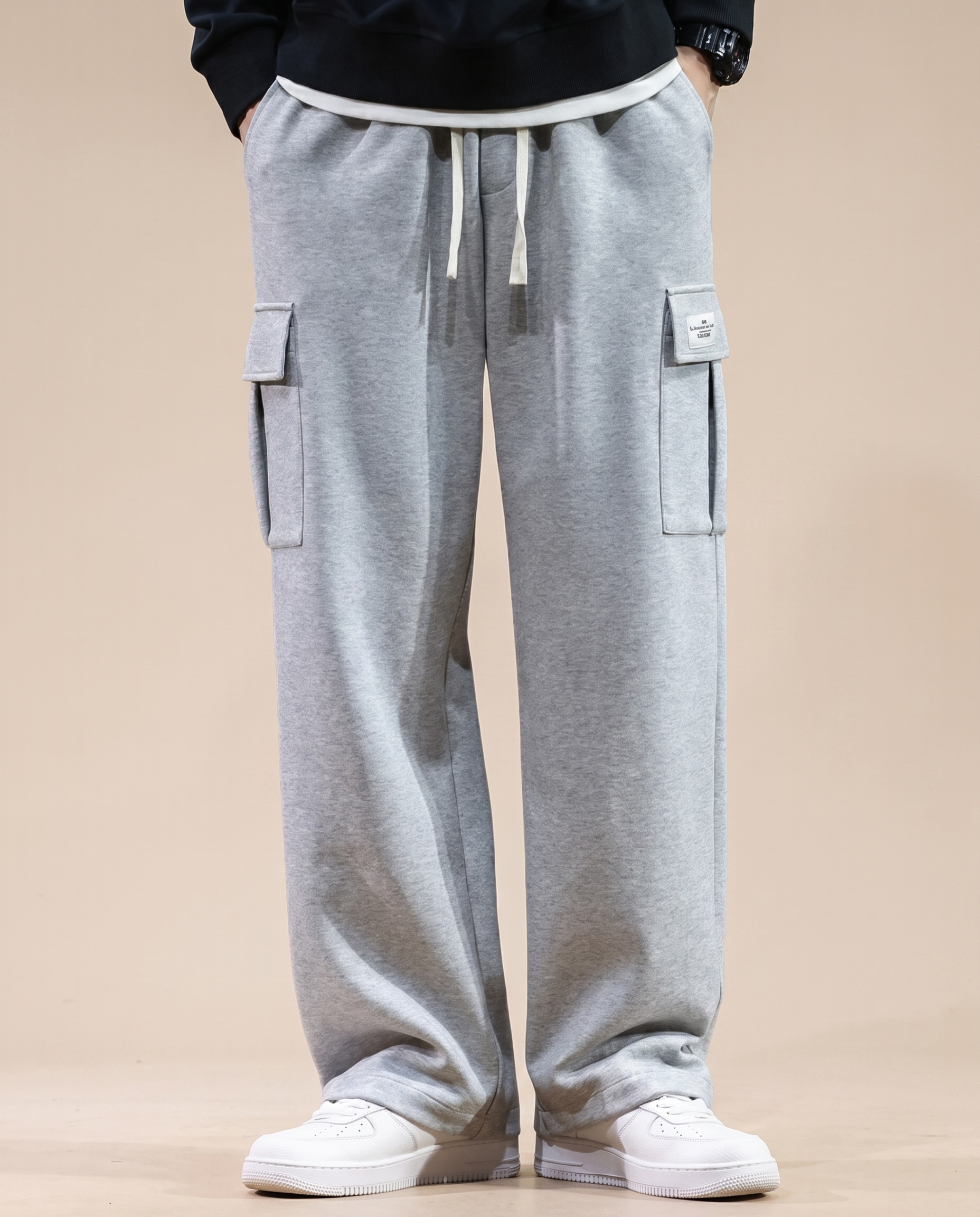 Herrenhose auf warmbeigem Hintergrund #E8DED2 mit männlichem Modell