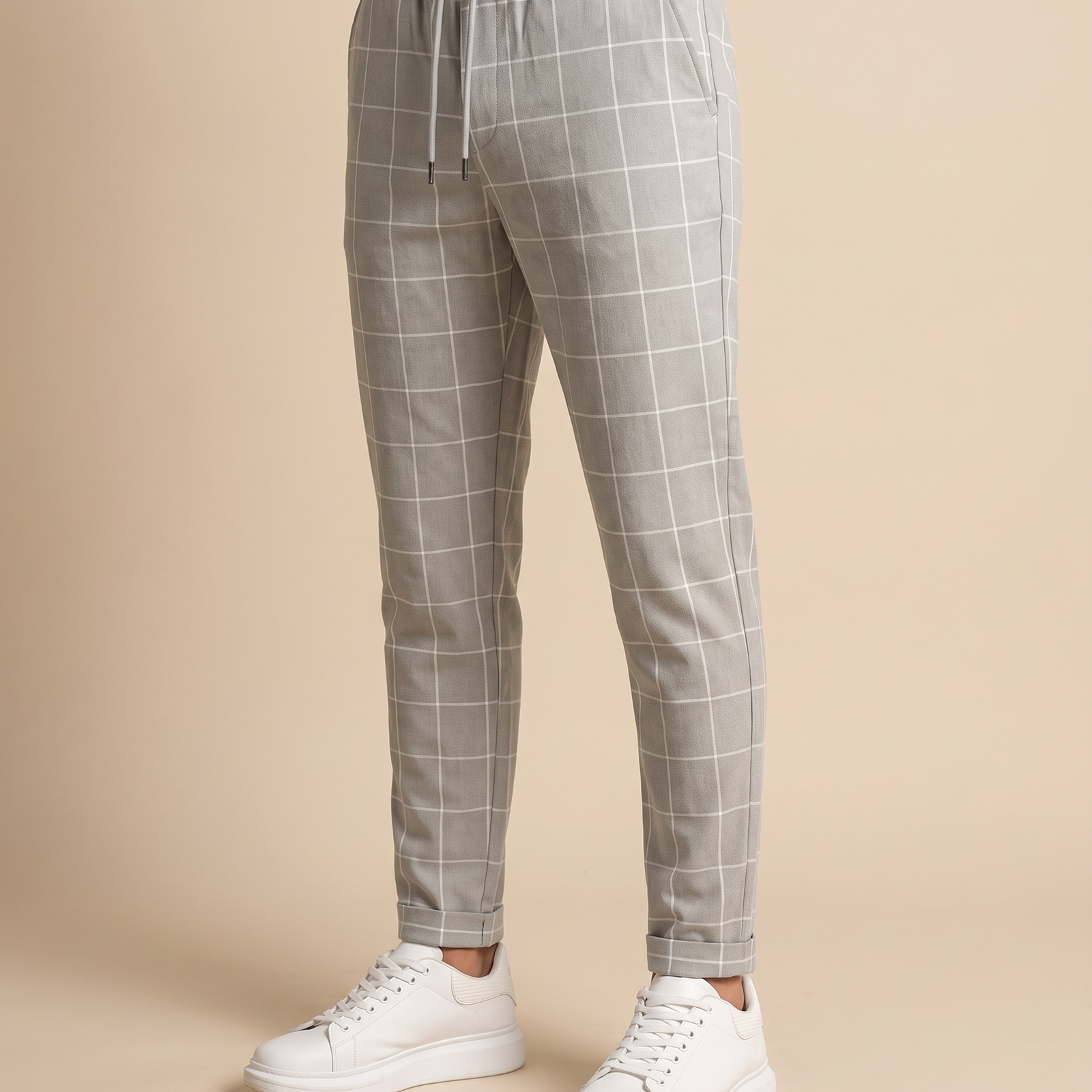 Herrenhose auf warmbeigem Hintergrund #E8DED2 mit männlichem Modell