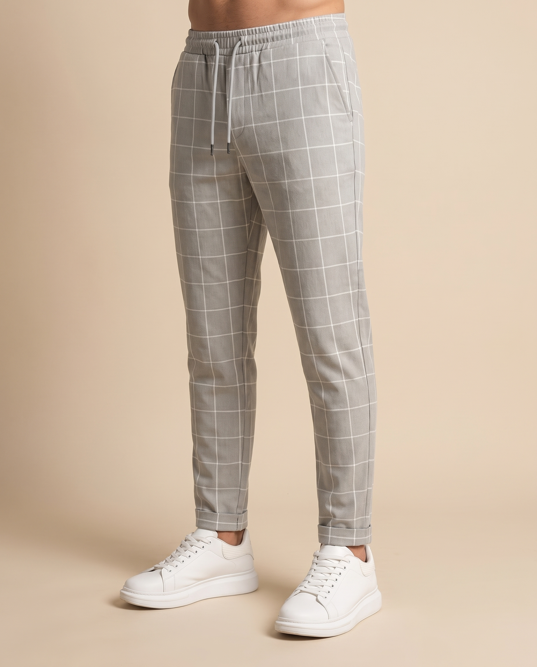 Herrenhose auf warmbeigem Hintergrund #E8DED2 mit männlichem Modell