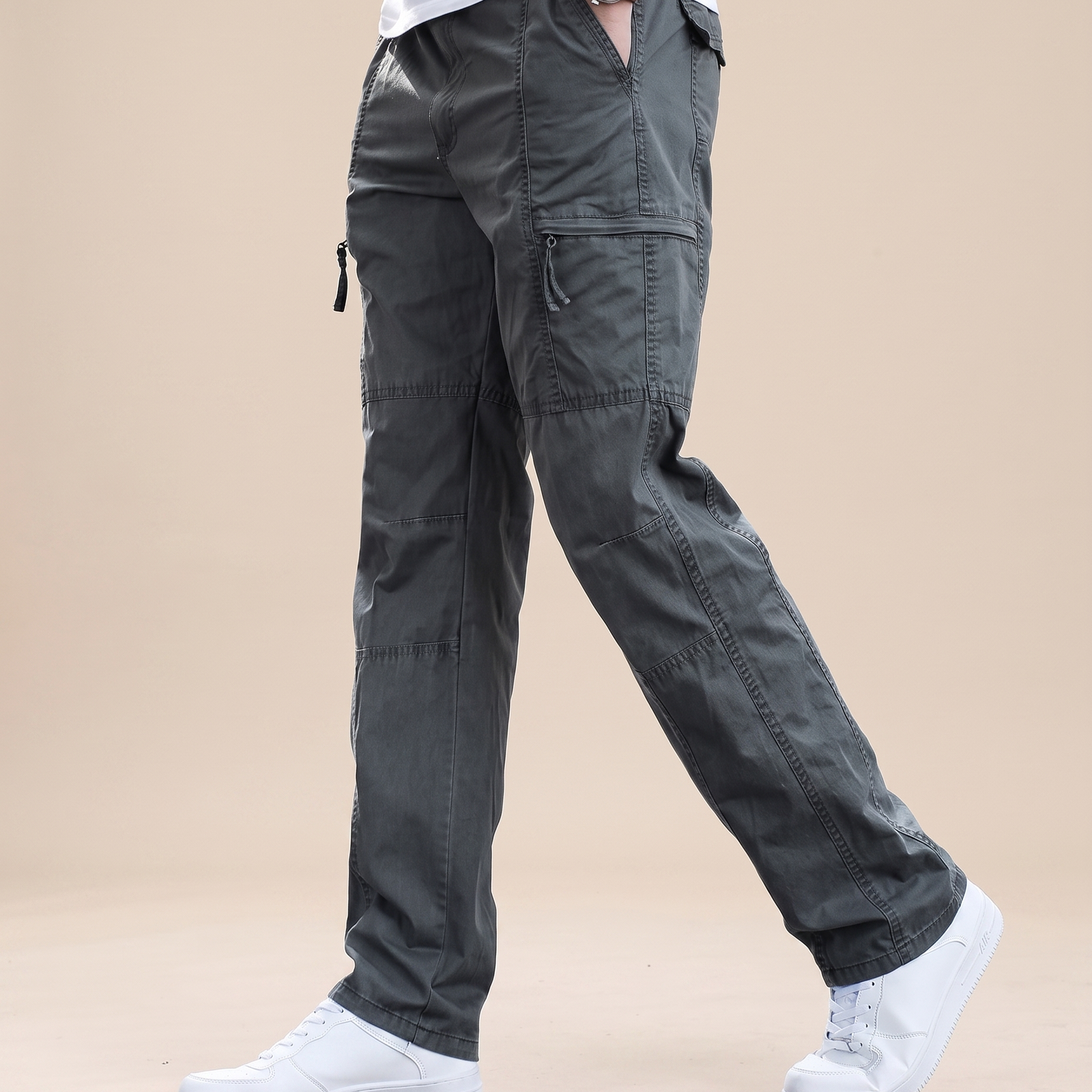 Herrenhose mit männlichem Model auf beigem Hintergrund