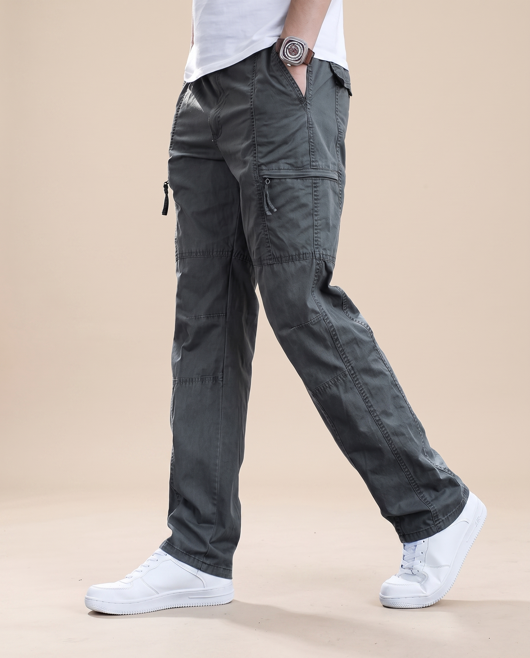 Herrenhose mit männlichem Model auf beigem Hintergrund