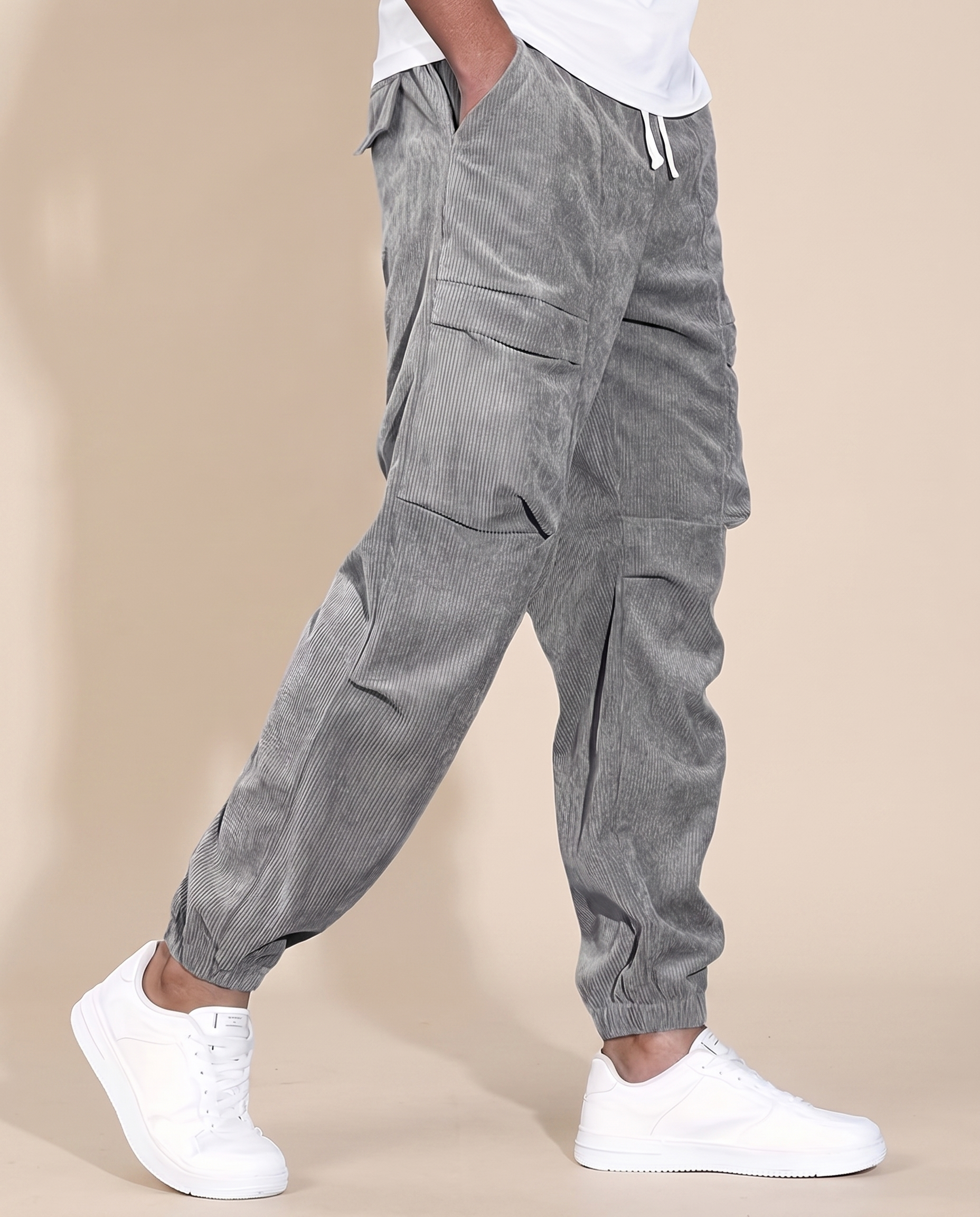 Herrenhose mit männlichem Model auf beigem Hintergrund