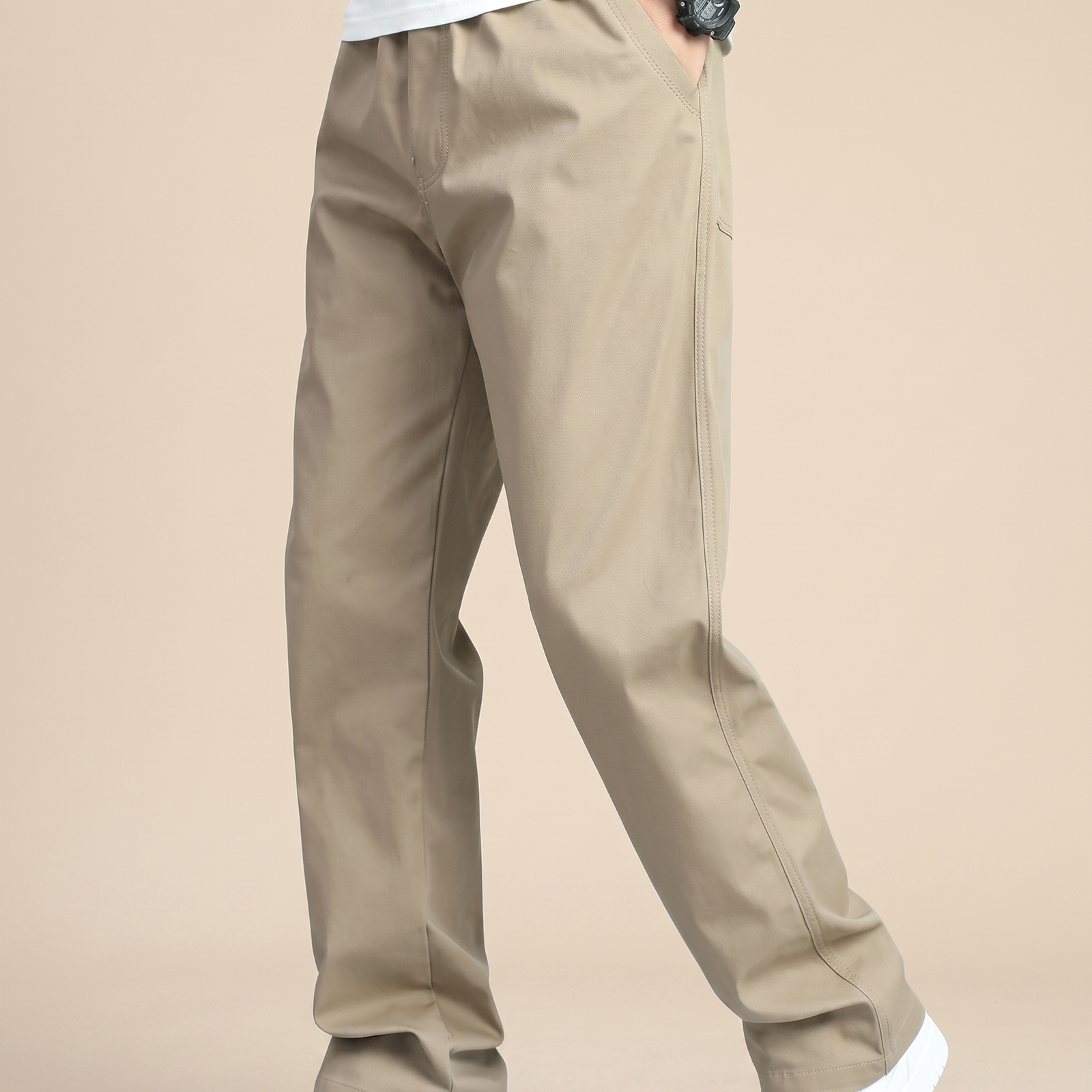 Herrenhose mit männlichem Model auf beigem Hintergrund