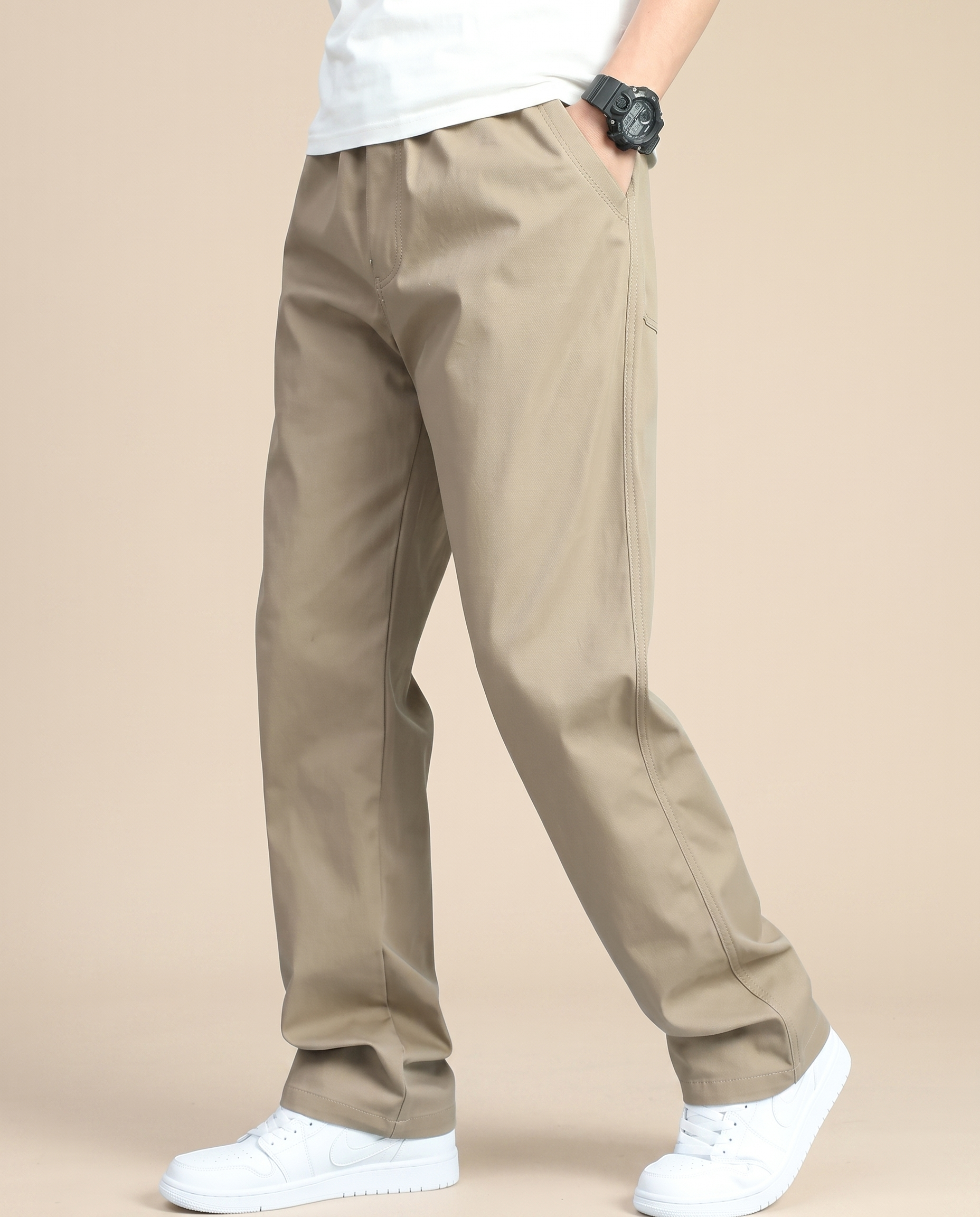 Herrenhose mit männlichem Model auf beigem Hintergrund