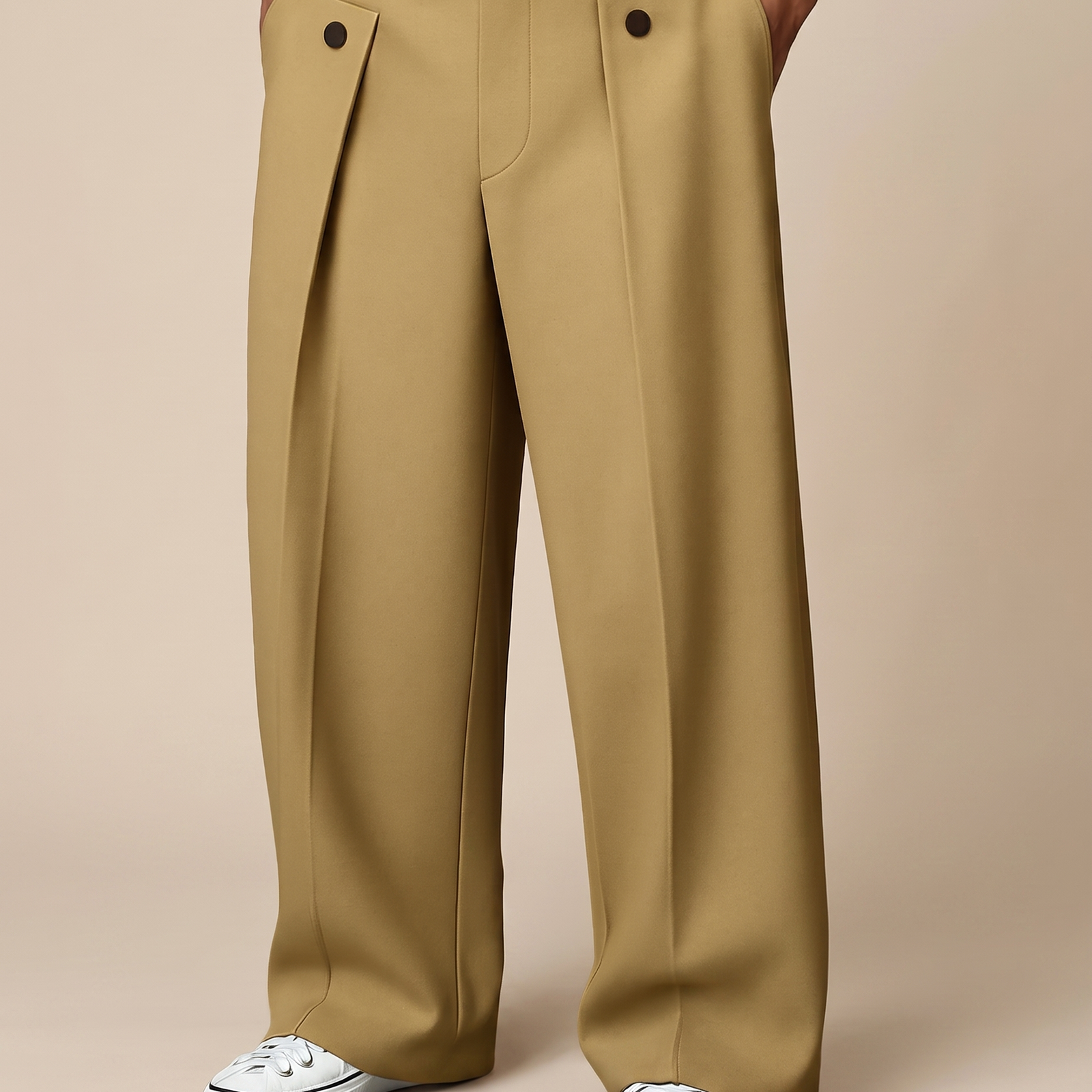 Herrenhose mit männlichem Model auf beigem Hintergrund