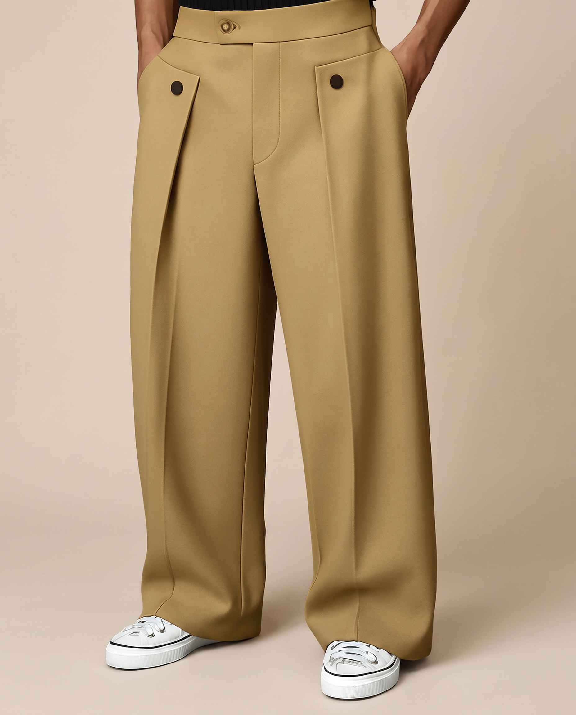 Herrenhose mit männlichem Model auf beigem Hintergrund