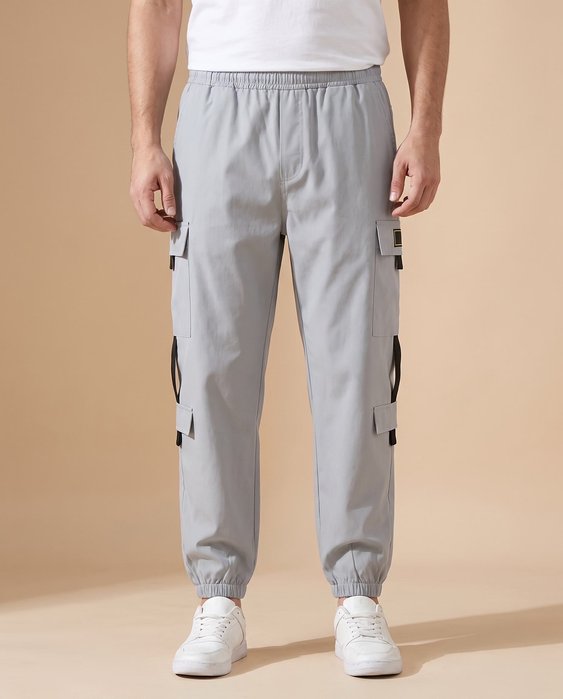 Herrenhose mit männlichem Model auf beigem Hintergrund