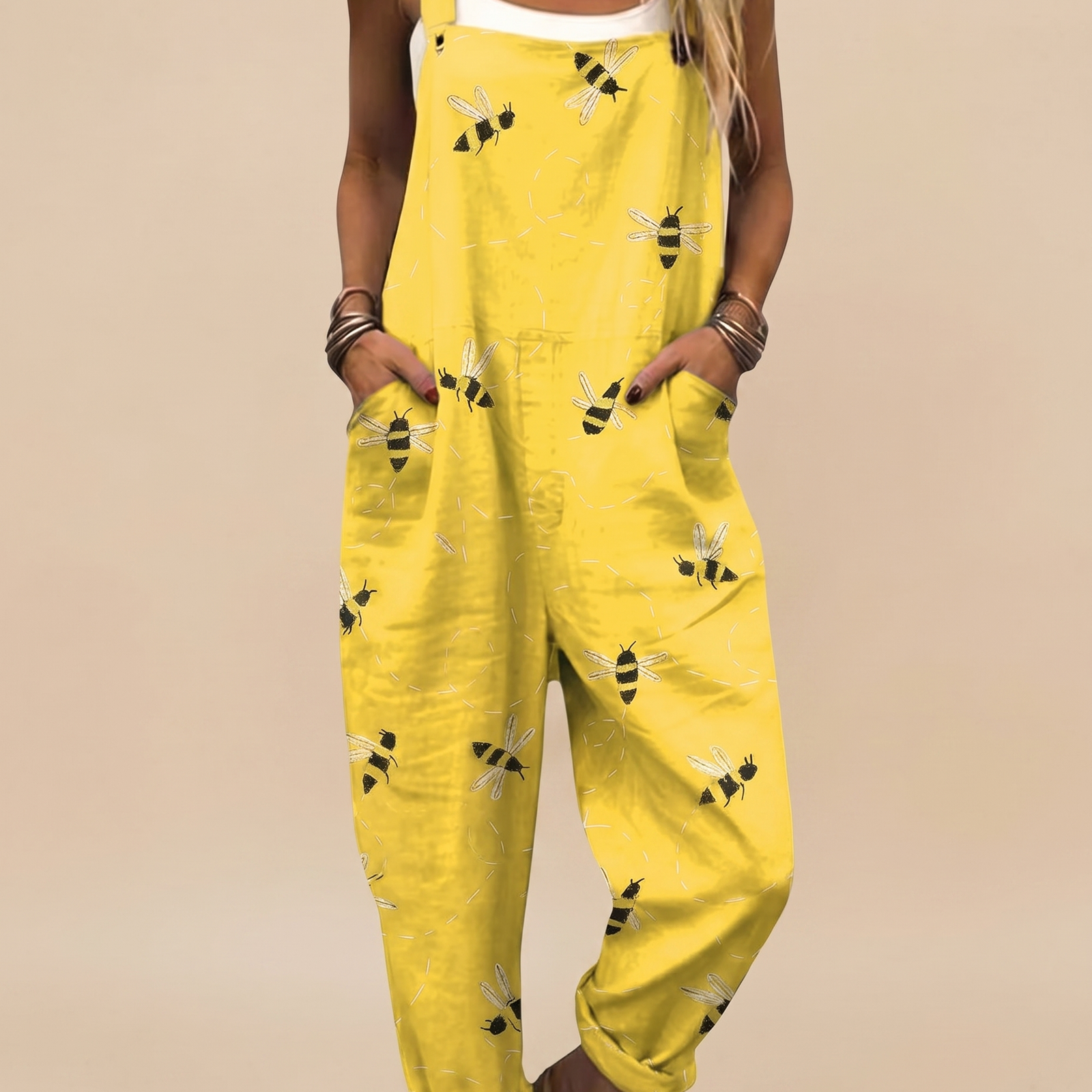 Jumpsuit auf warmbeigem Hintergrund #E8DED2