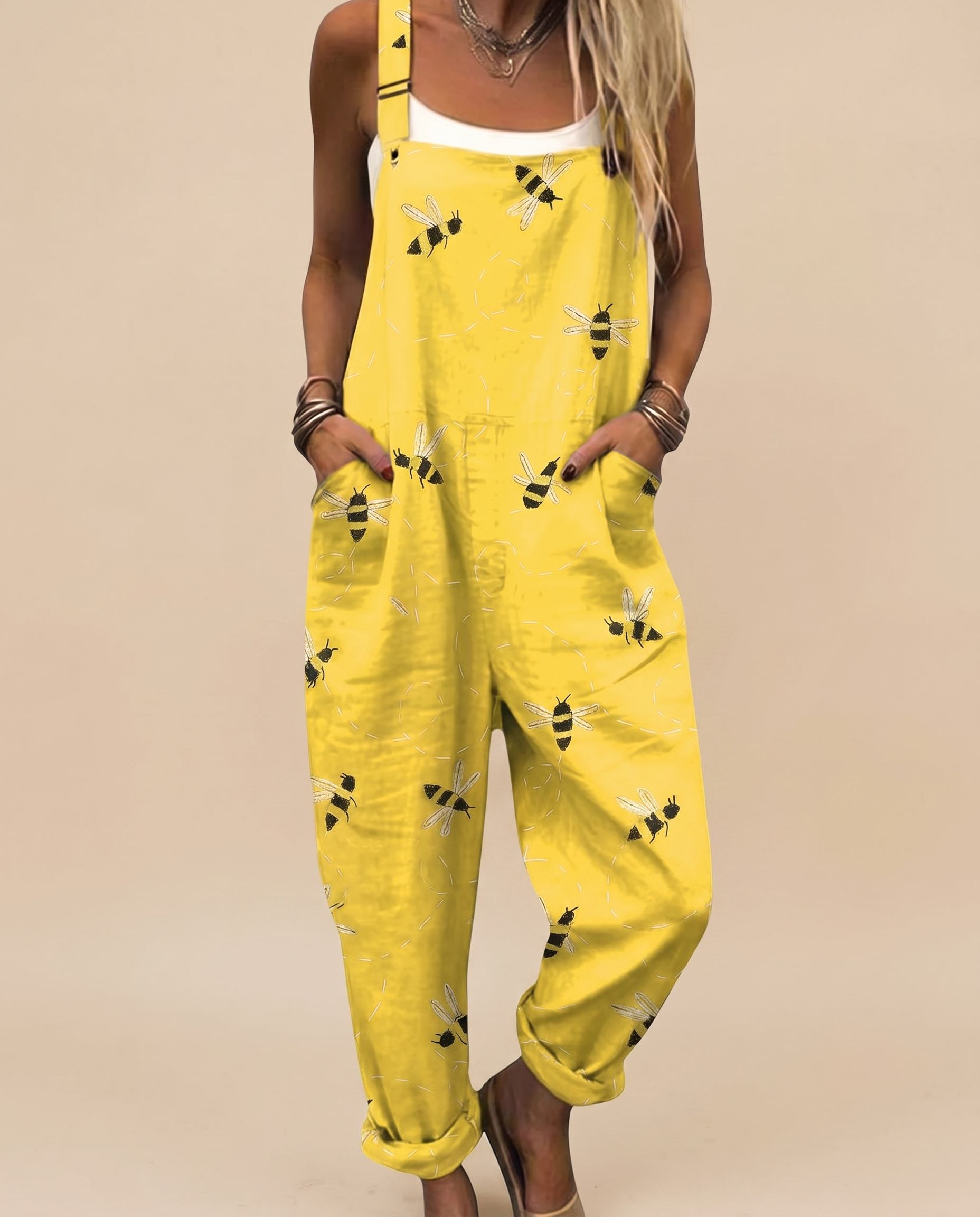 Jumpsuit auf warmbeigem Hintergrund #E8DED2