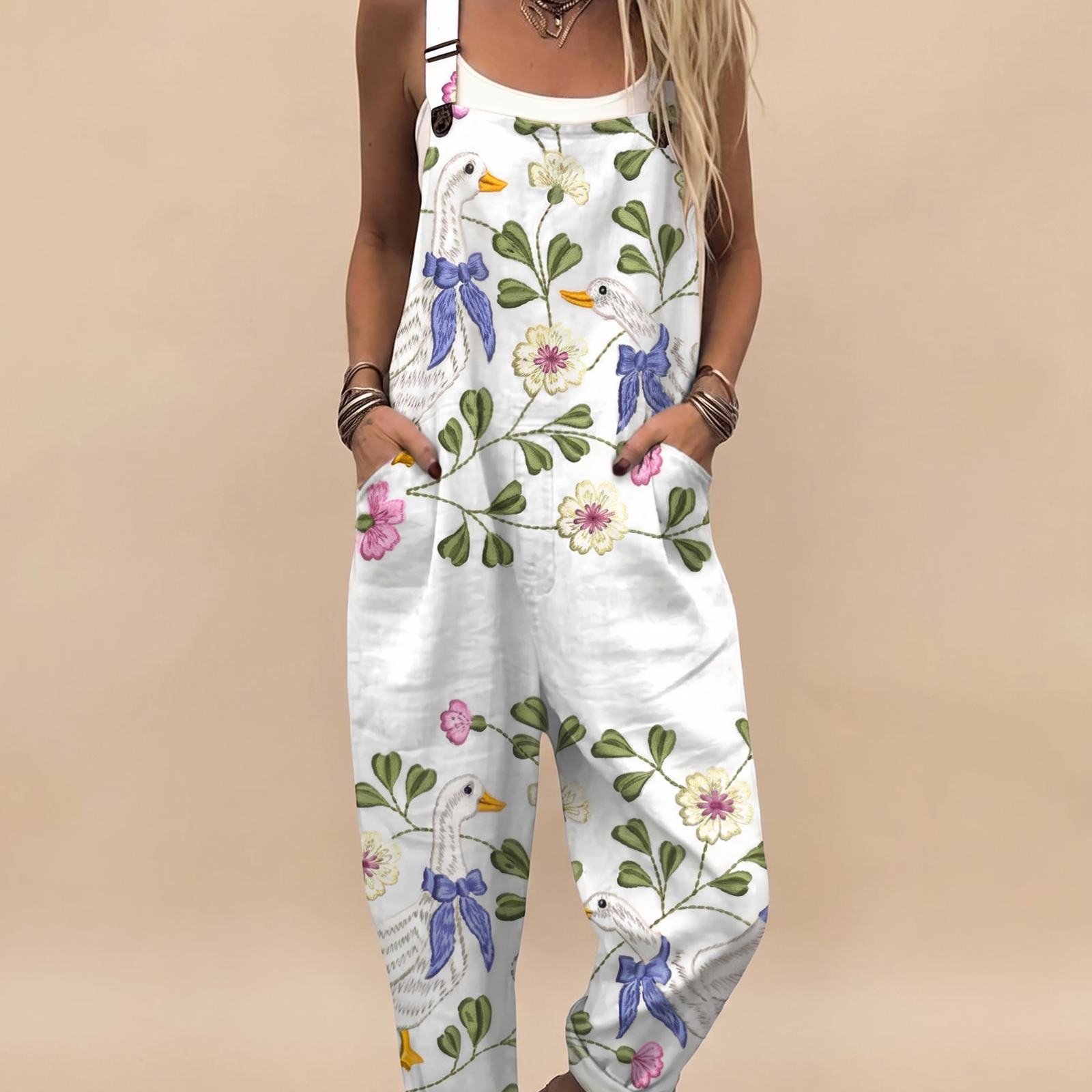 Jumpsuit auf warmbeigem Hintergrund #E8DED2