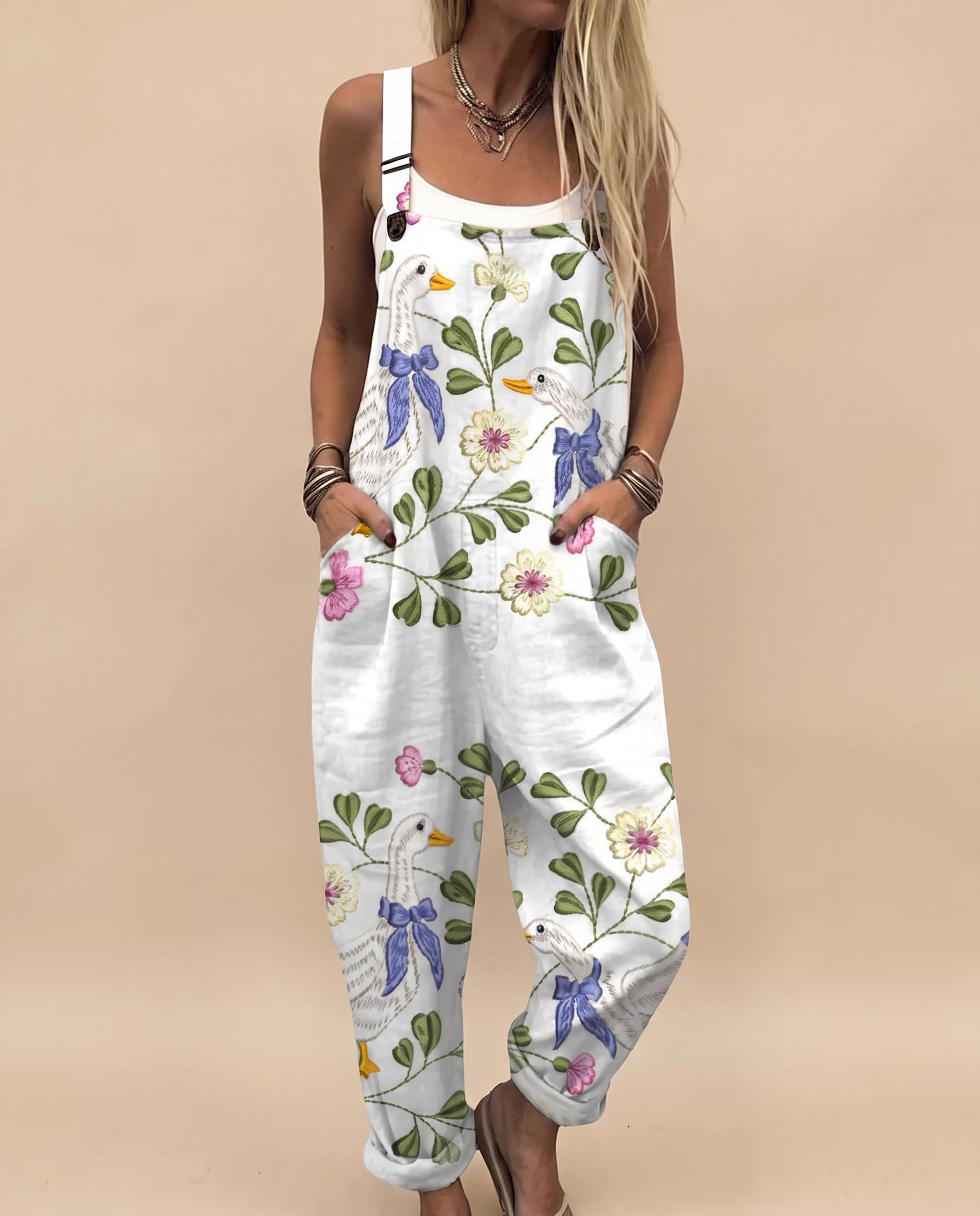 Jumpsuit auf warmbeigem Hintergrund #E8DED2