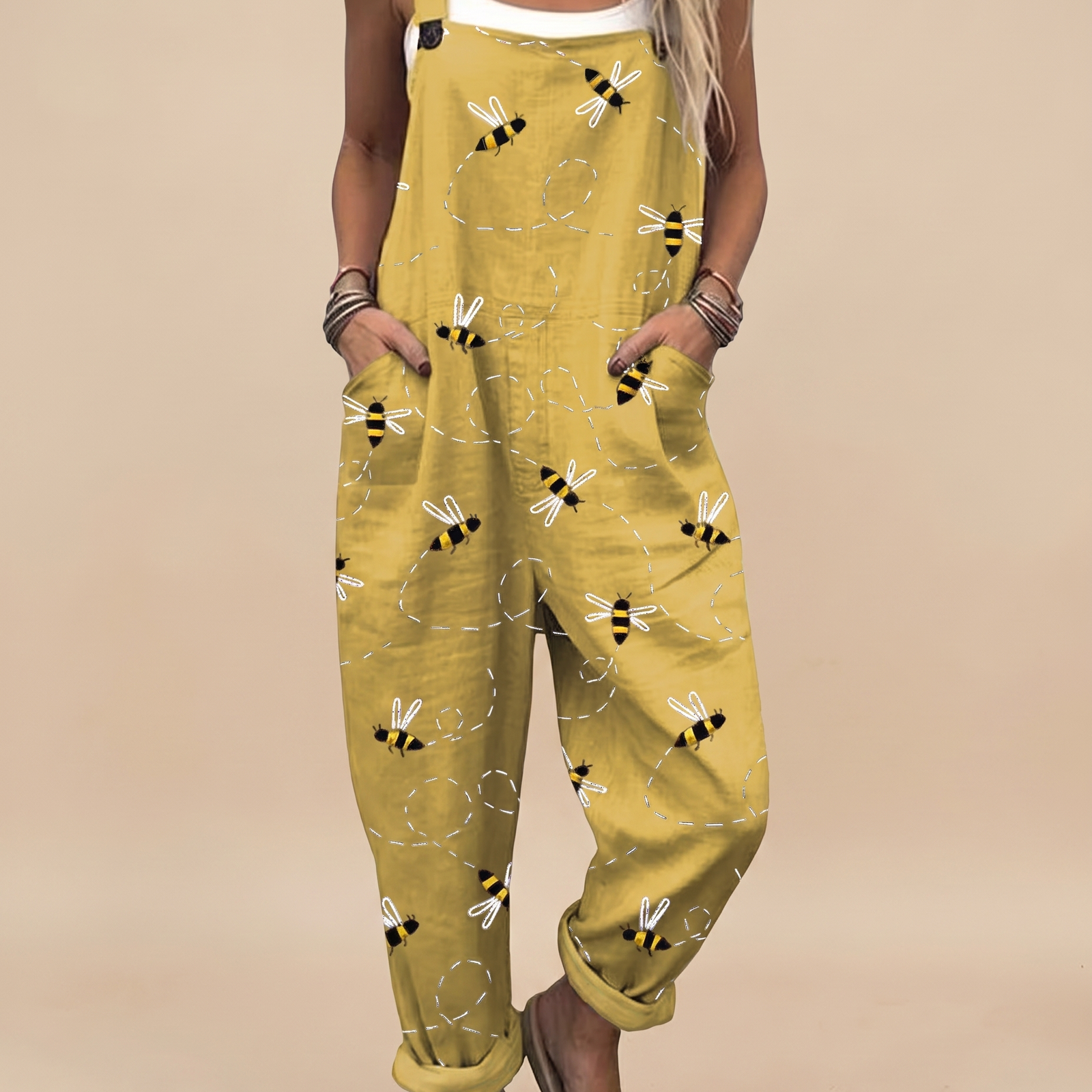 Jumpsuit auf warmbeigem Hintergrund #E8DED2