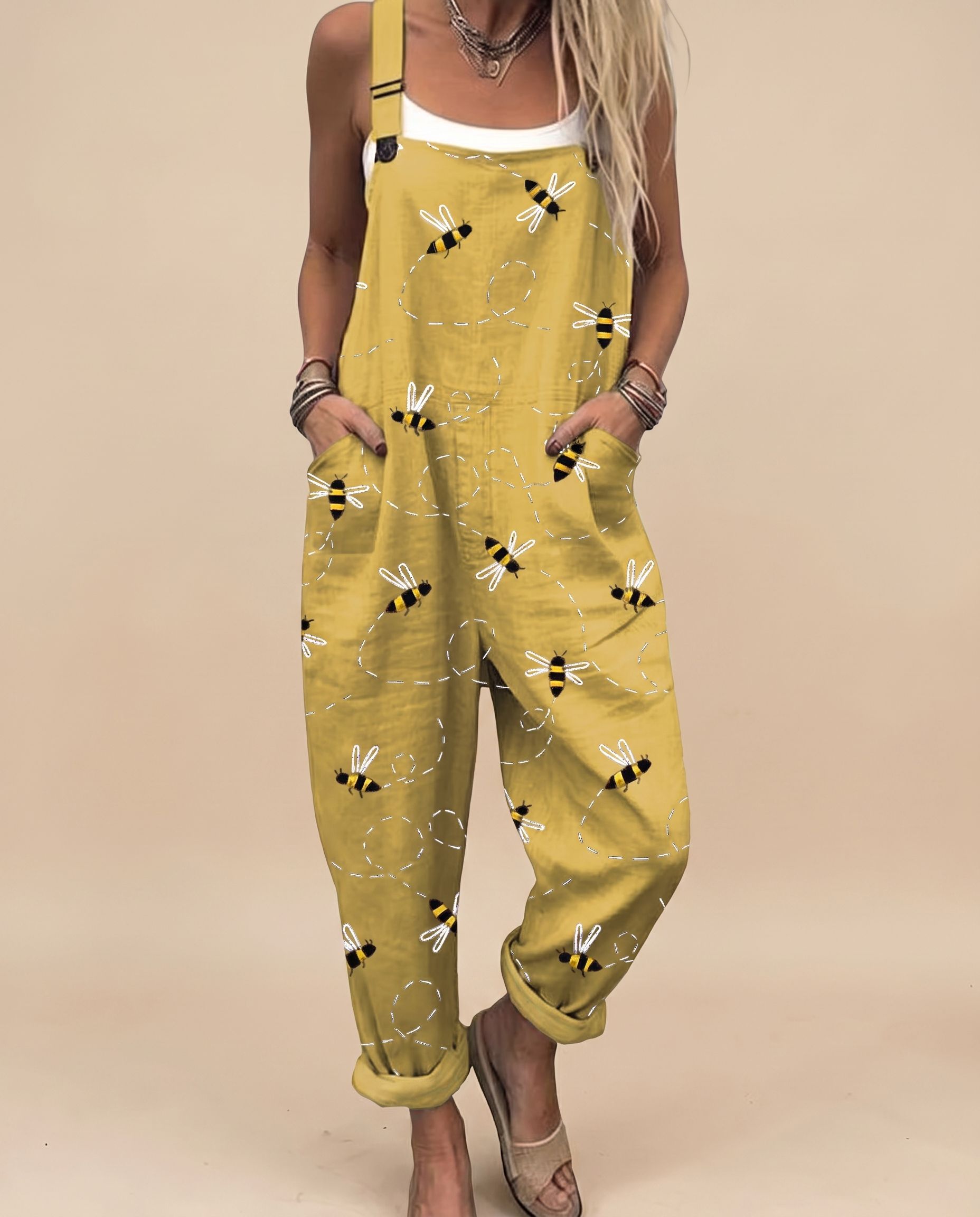 Jumpsuit auf warmbeigem Hintergrund #E8DED2