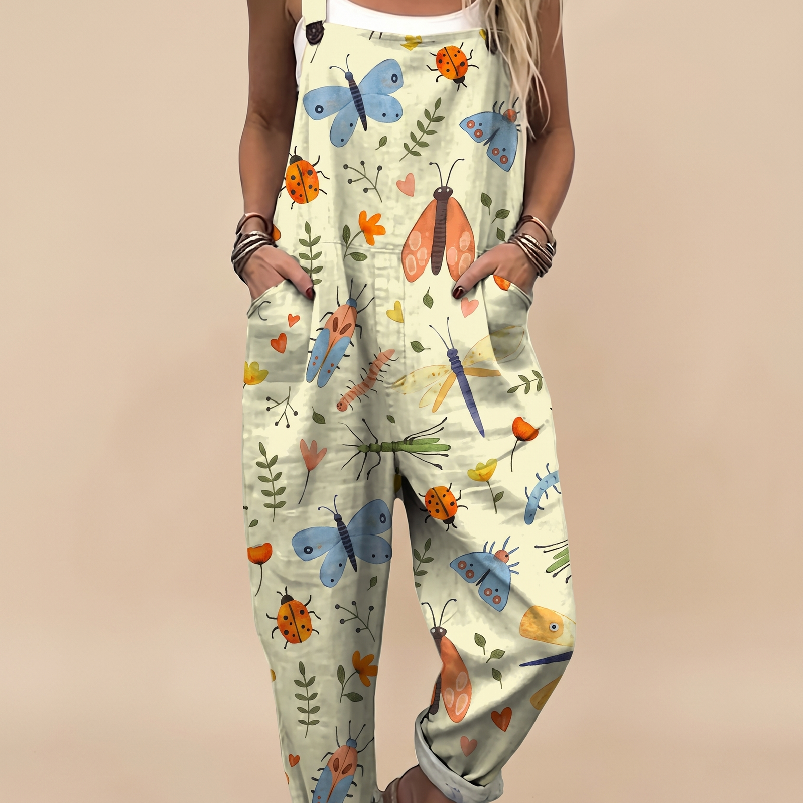Jumpsuit auf warmbeigem Hintergrund #E8DED2