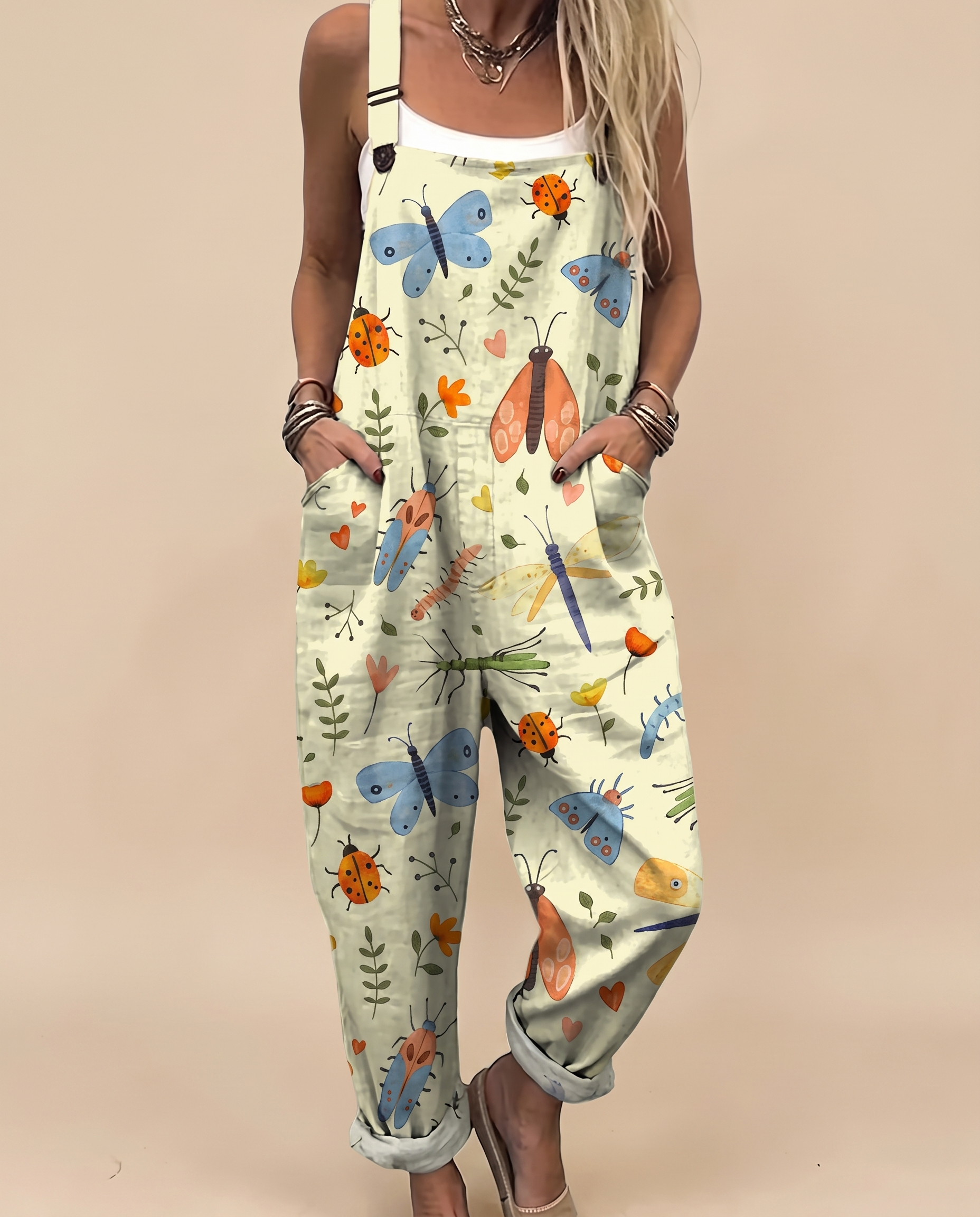 Jumpsuit auf warmbeigem Hintergrund #E8DED2