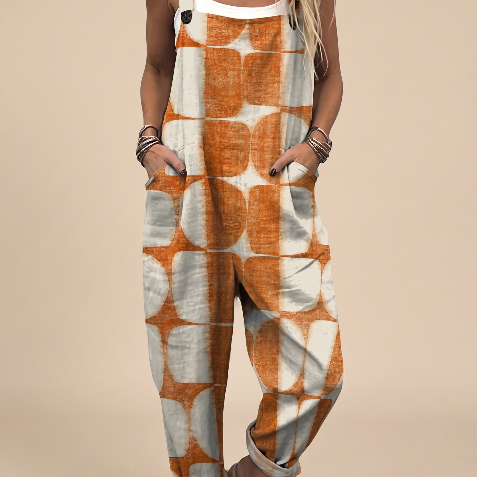 Jumpsuit auf warmbeigem Hintergrund #E8DED2
