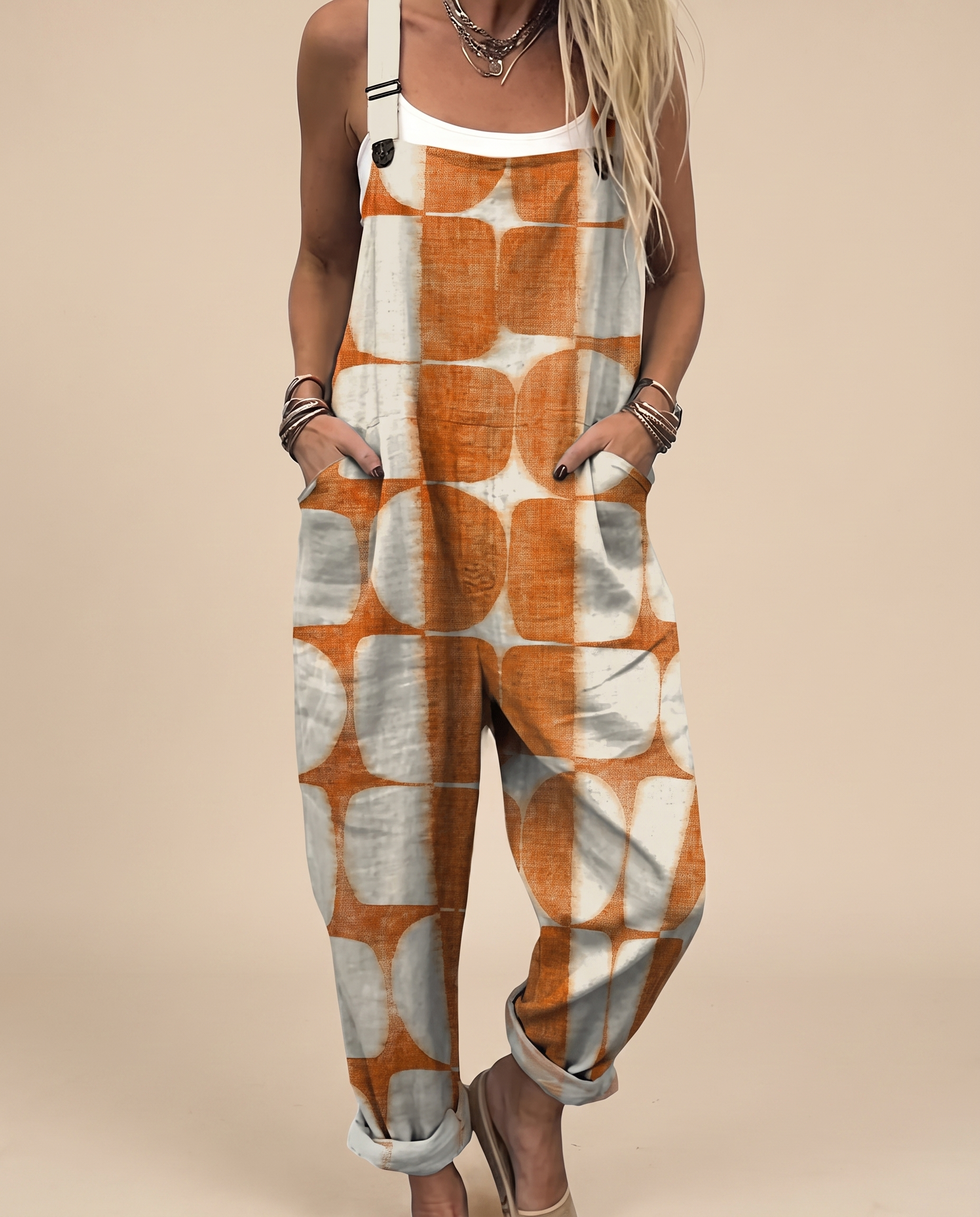 Jumpsuit auf warmbeigem Hintergrund #E8DED2