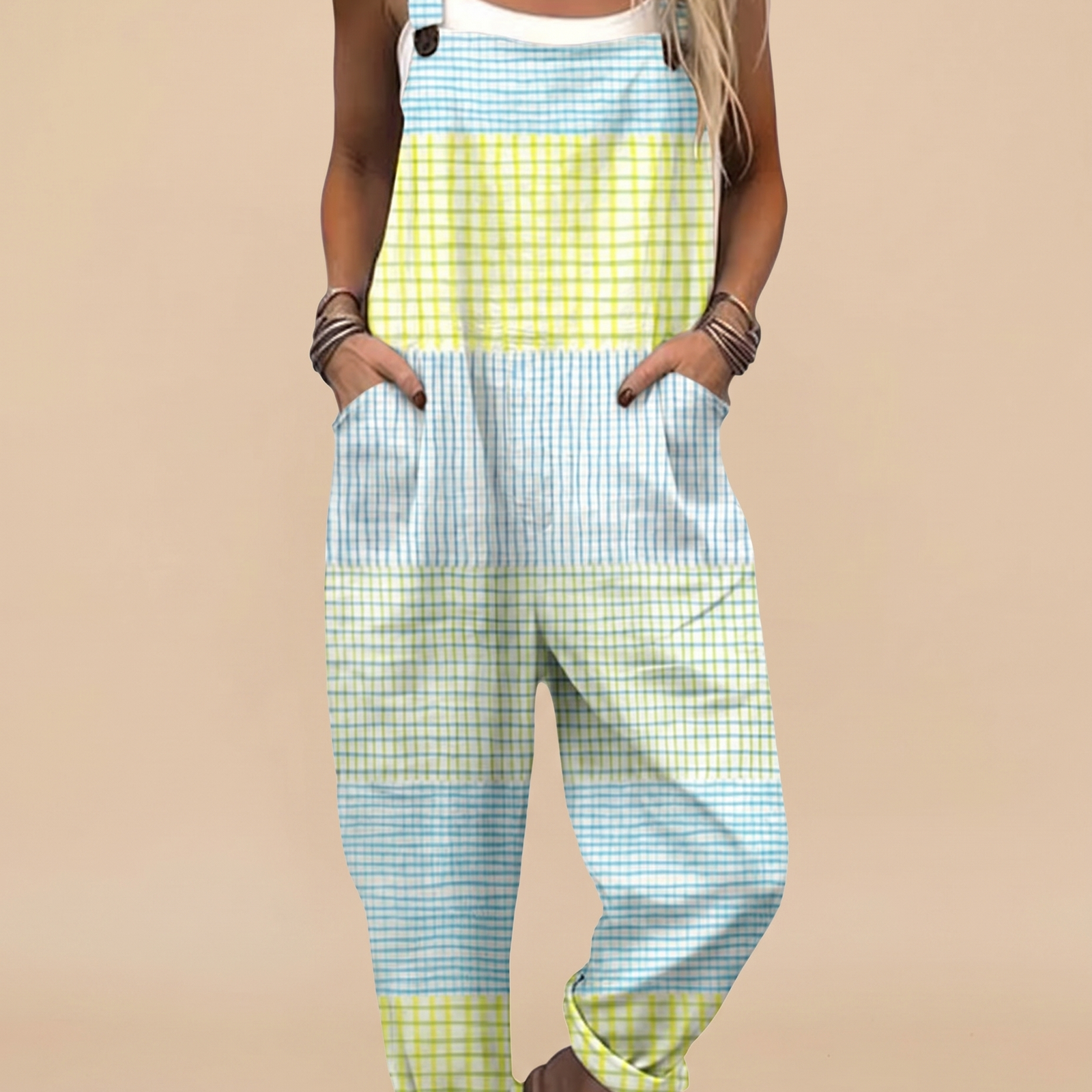 Jumpsuit auf warmbeigem Hintergrund #E8DED2