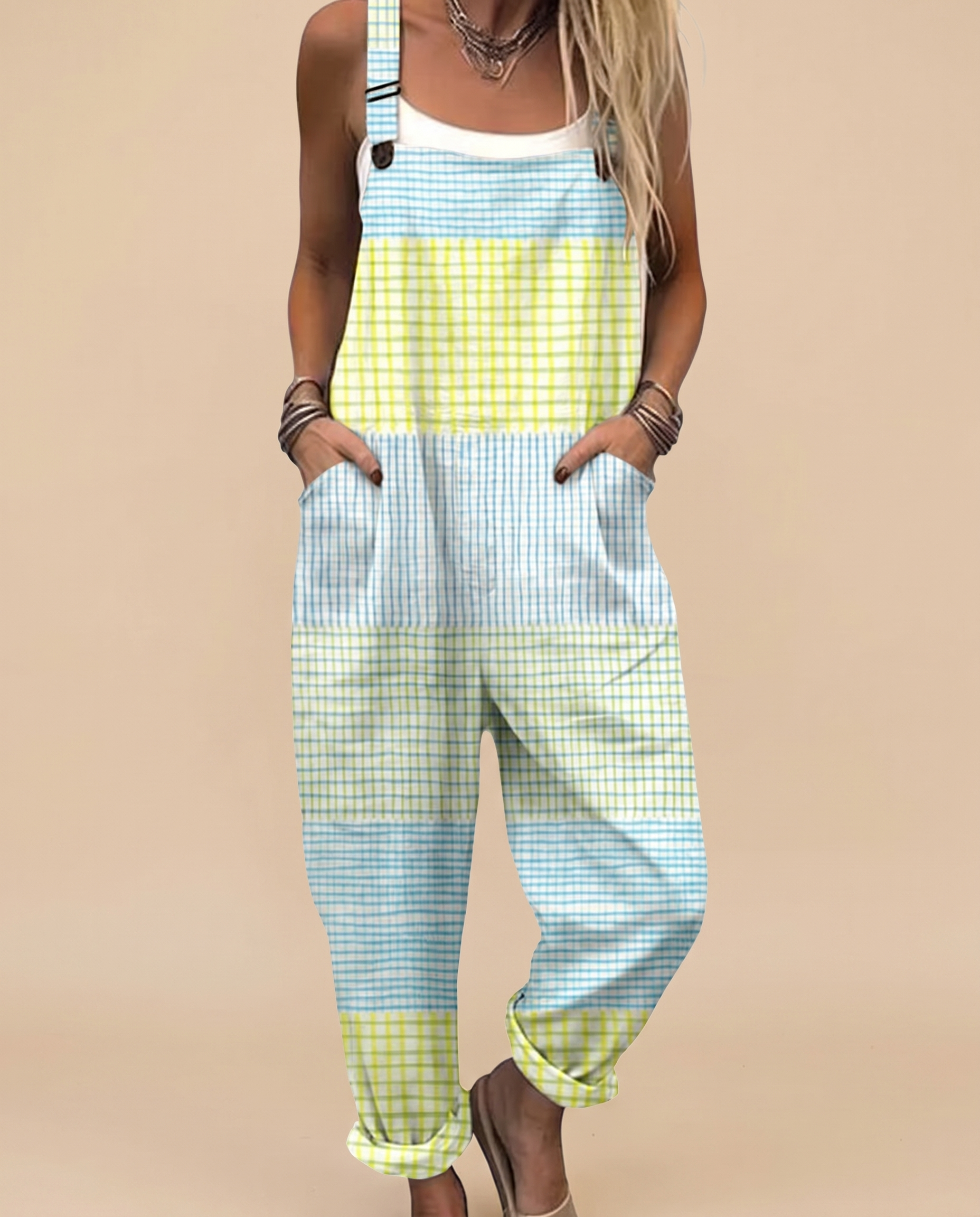 Jumpsuit auf warmbeigem Hintergrund #E8DED2