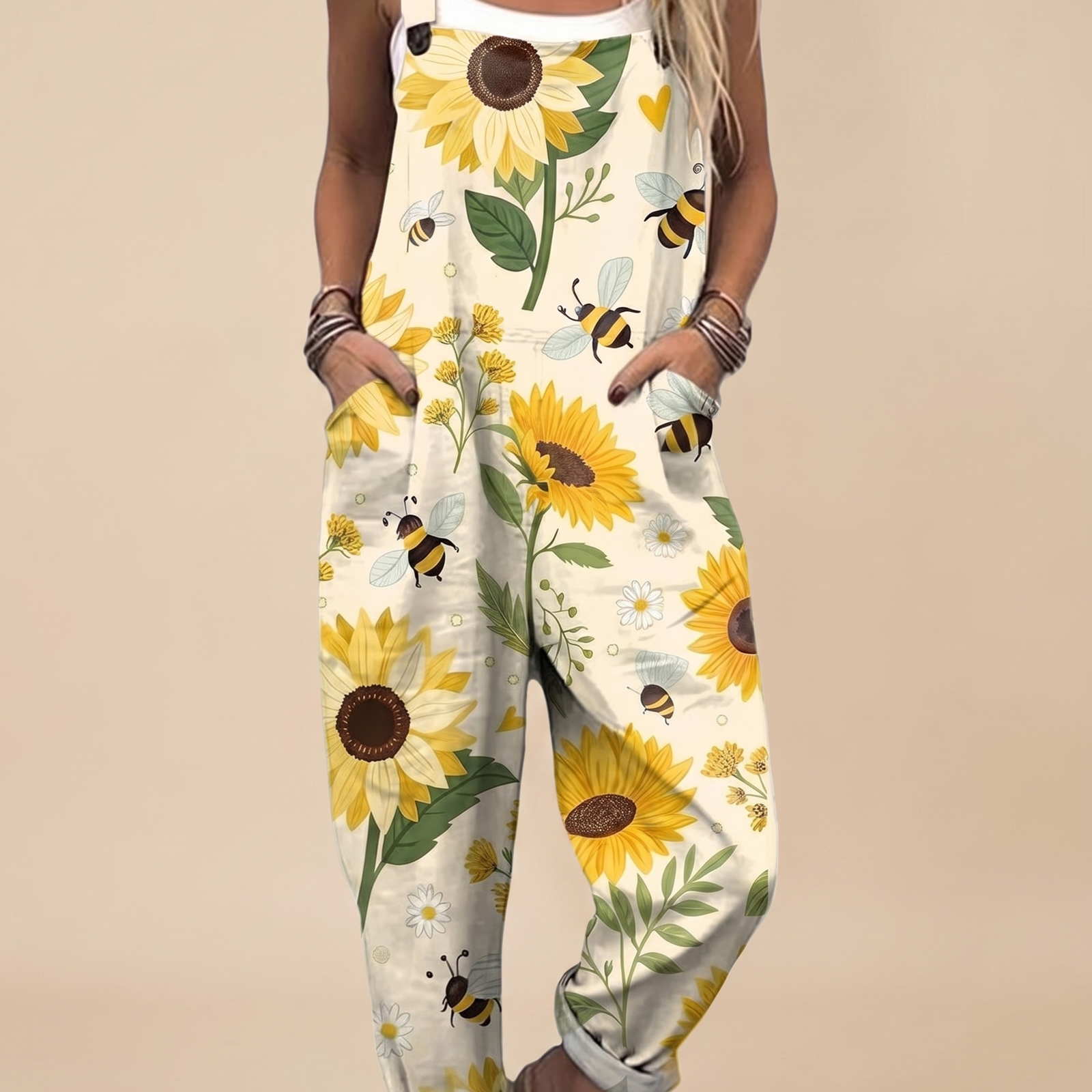 Jumpsuit auf warmbeigem Hintergrund #E8DED2