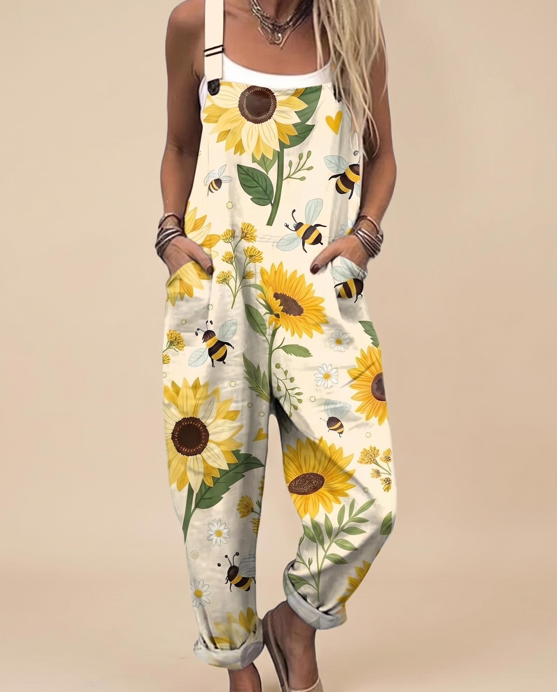 Jumpsuit auf warmbeigem Hintergrund #E8DED2