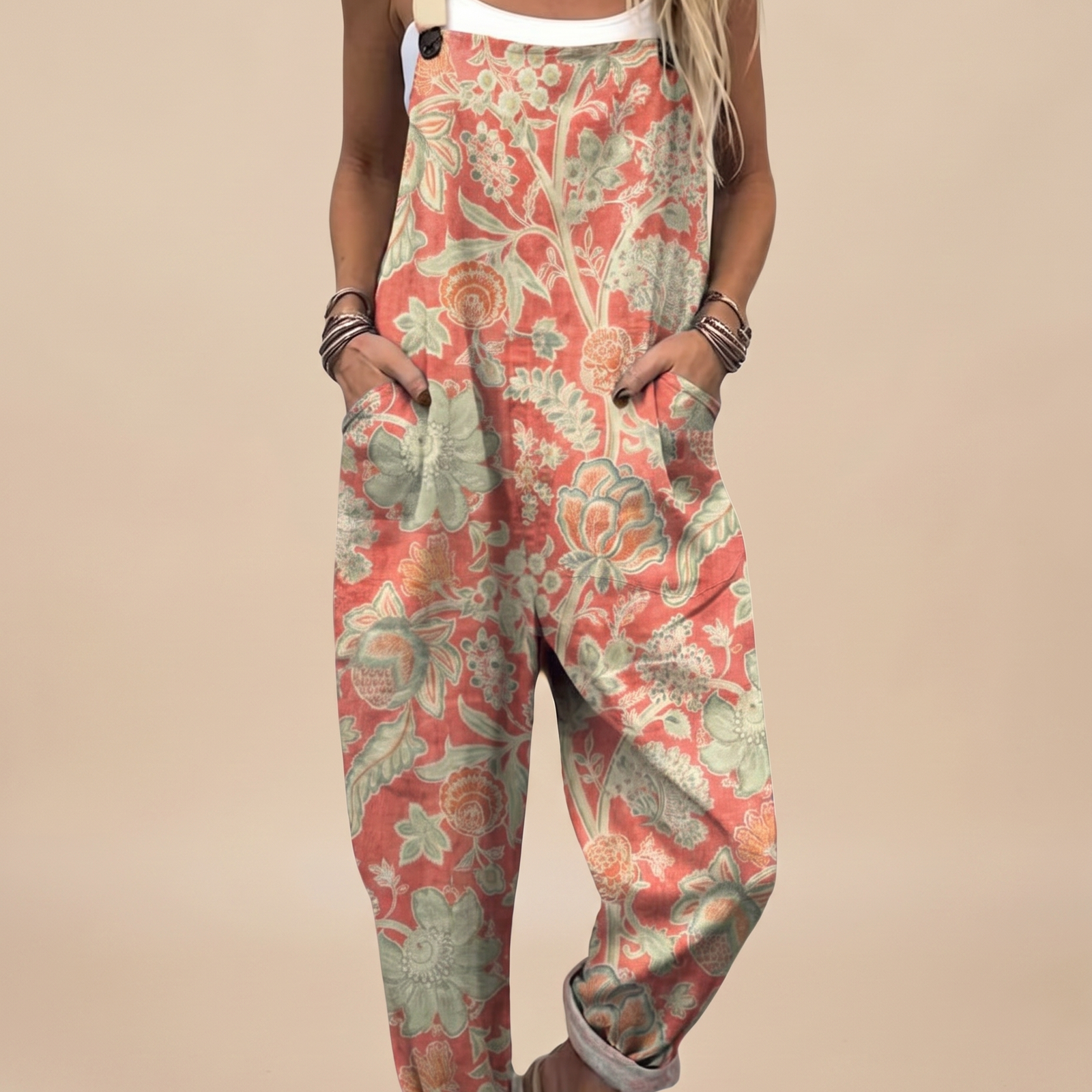 Jumpsuit auf warmbeigem Hintergrund #E8DED2
