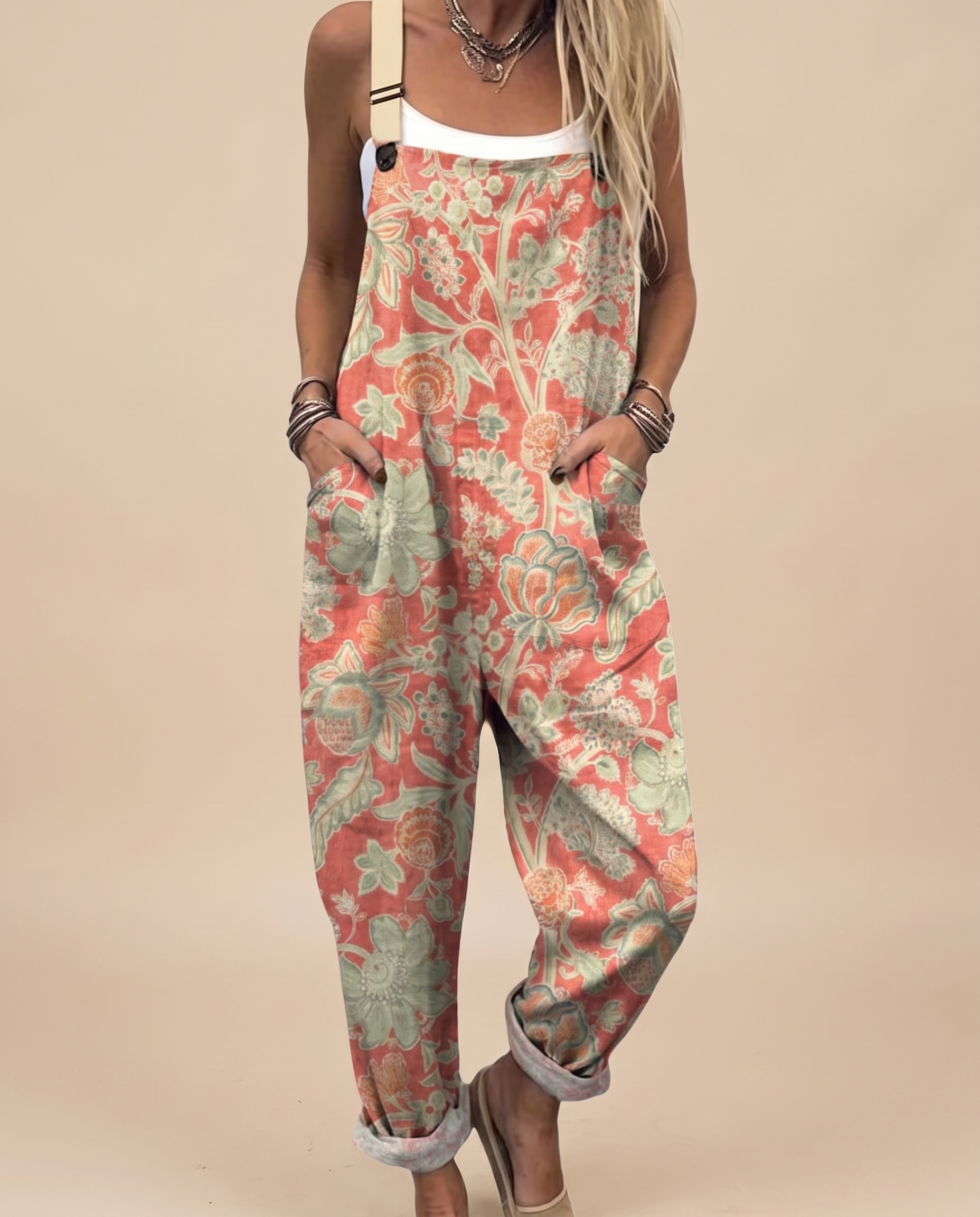 Jumpsuit auf warmbeigem Hintergrund #E8DED2