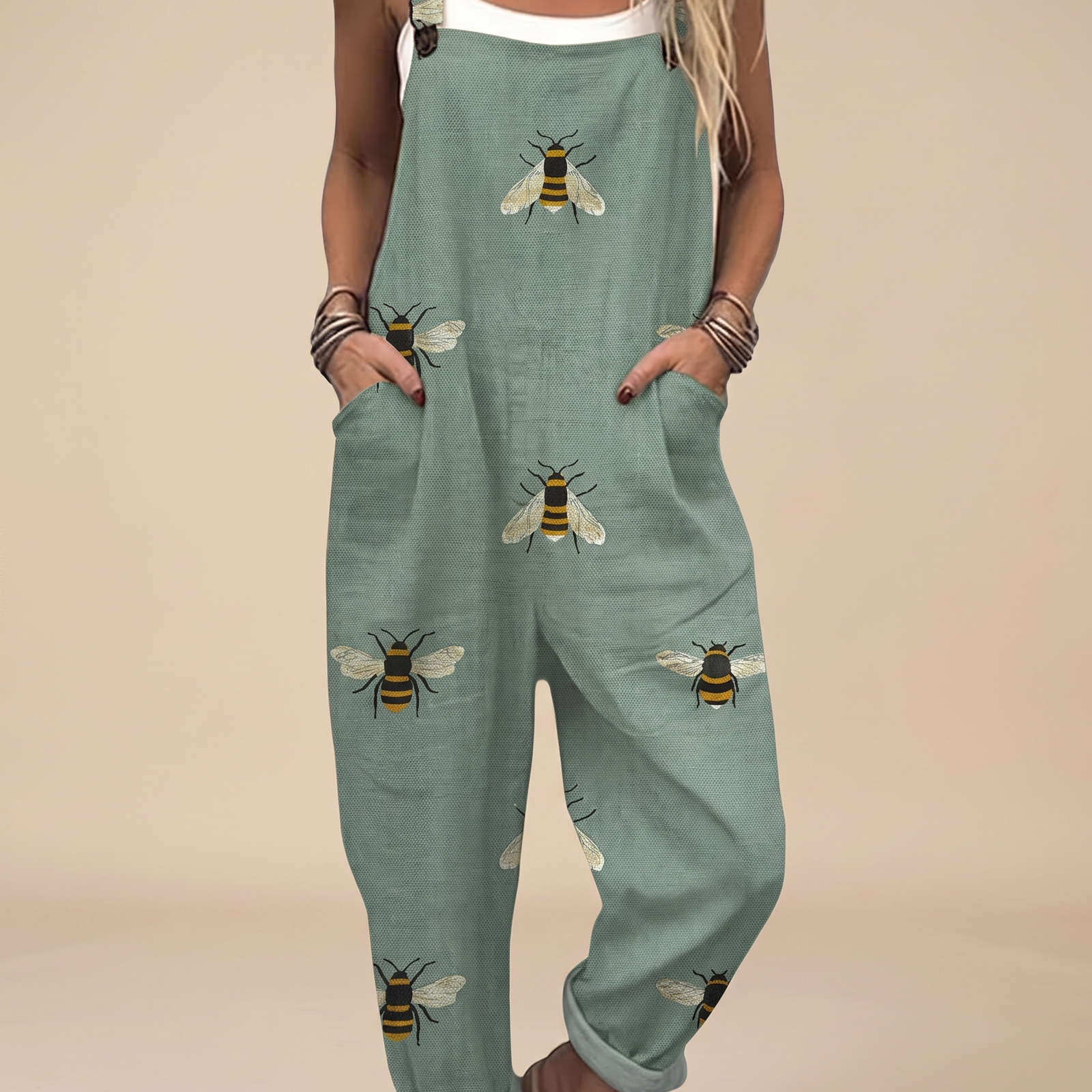 Jumpsuit auf warmbeigem Hintergrund #E8DED2