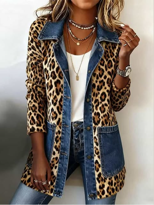Selma | Lange Jacke mit Leopardenmuster und Kontrastbesatz – Bild 2