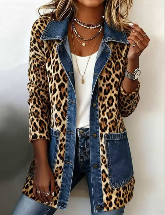 Selma | Lange Jacke mit Leopardenmuster und Kontrastbesatz – Bild 2