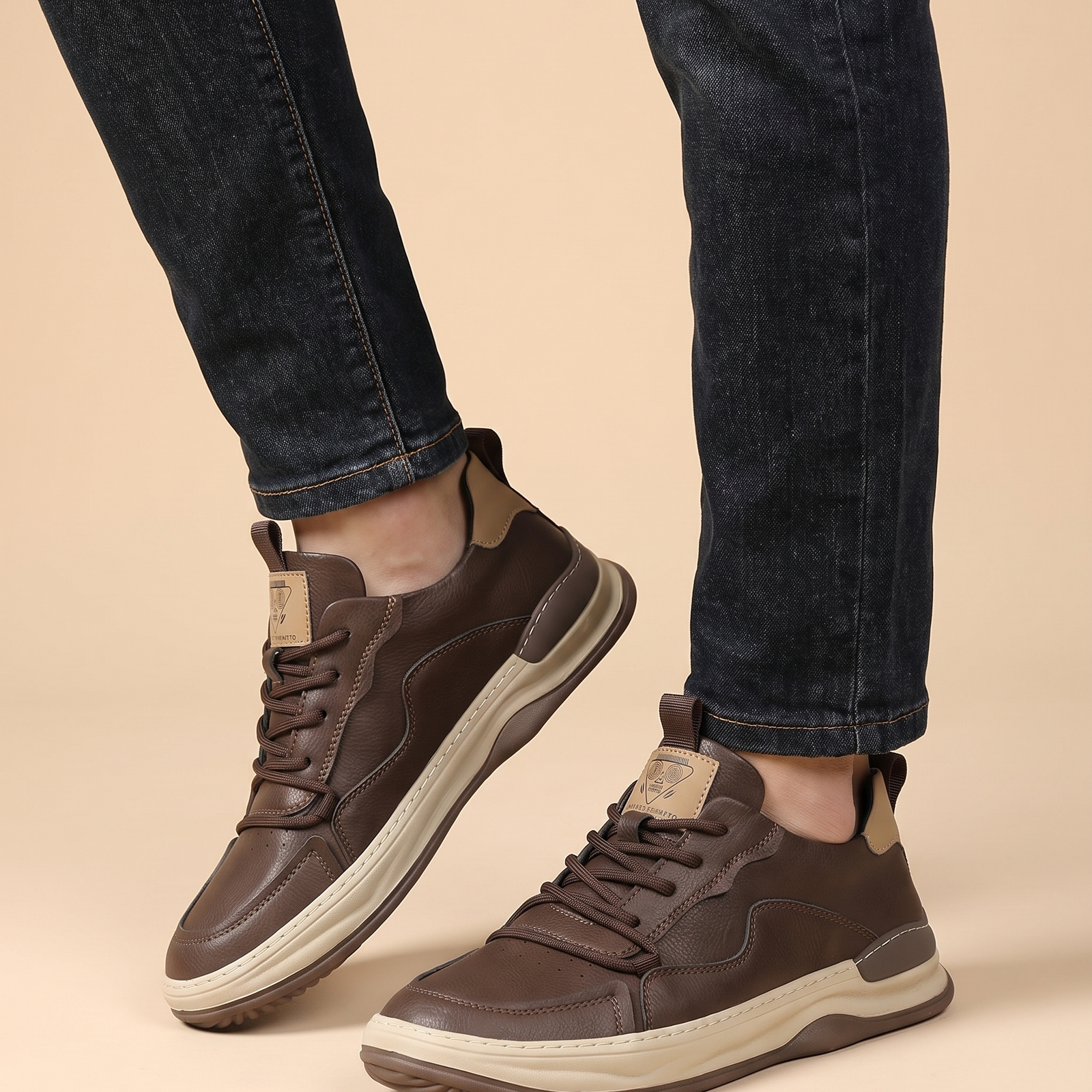 Herrenschuh auf warmbeigem Hintergrund #E8DED2 mit männlichem Modell
