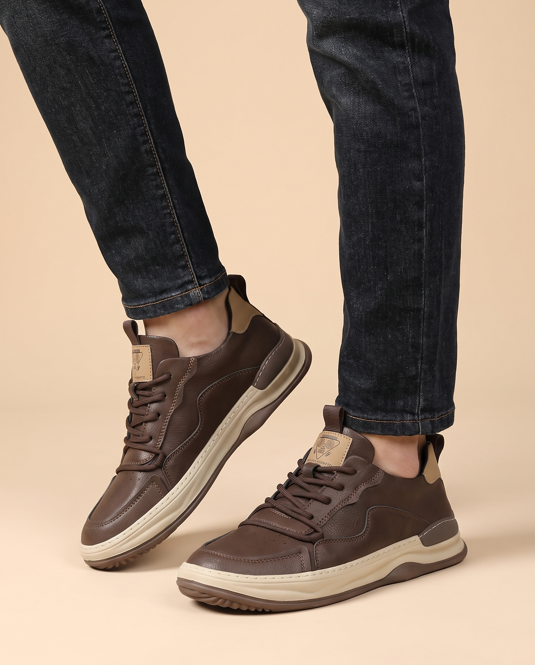 Herrenschuh auf warmbeigem Hintergrund #E8DED2 mit männlichem Modell