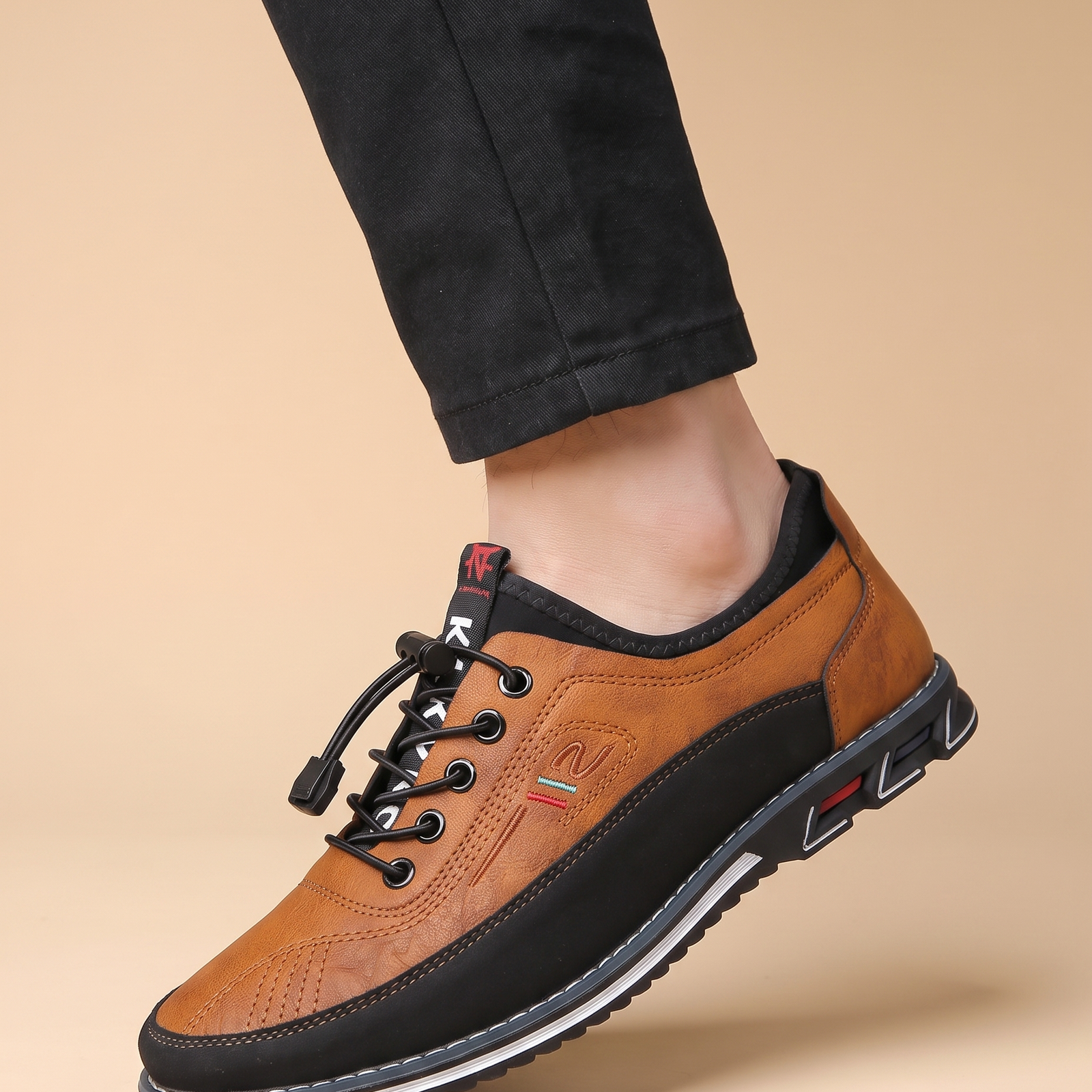 Herrenschuh auf warmbeigem Hintergrund #E8DED2 mit männlichem Modell