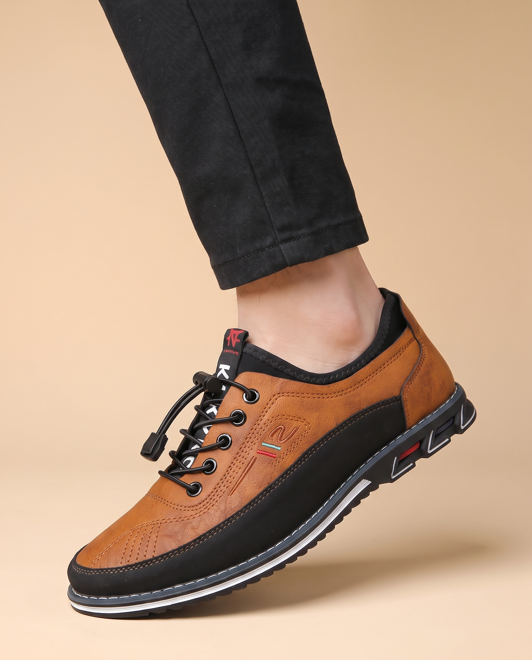 Herrenschuh auf warmbeigem Hintergrund #E8DED2 mit männlichem Modell